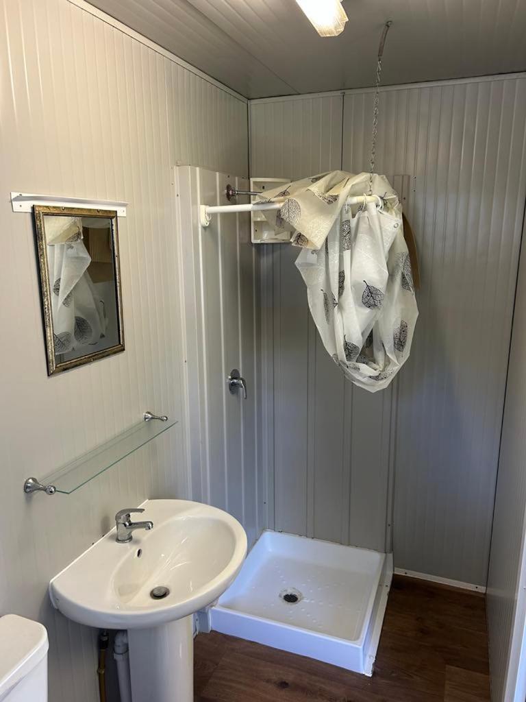 Economy Twin Room - Photo 1