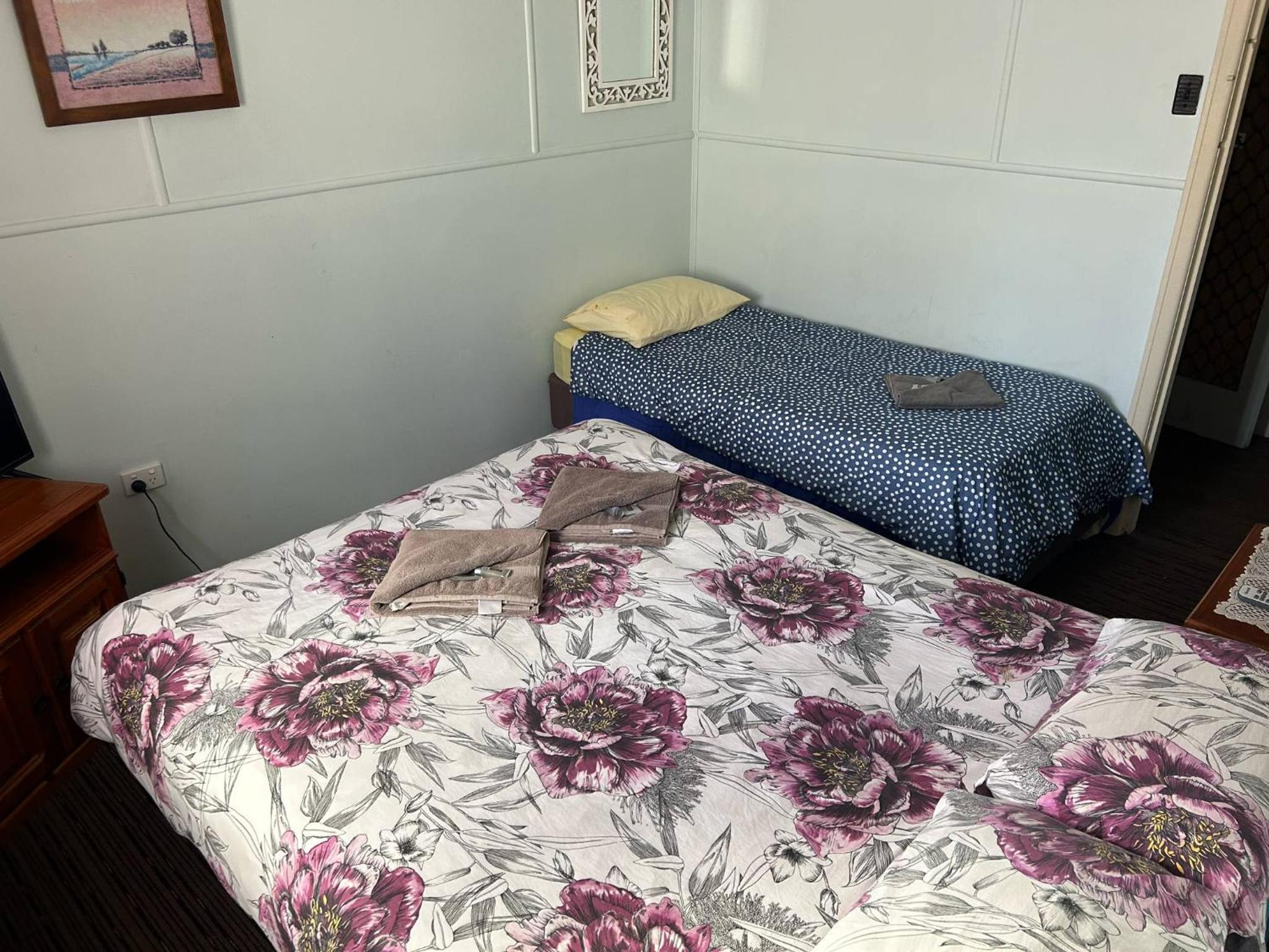 Twin Room with Shared Bathroom photo 2