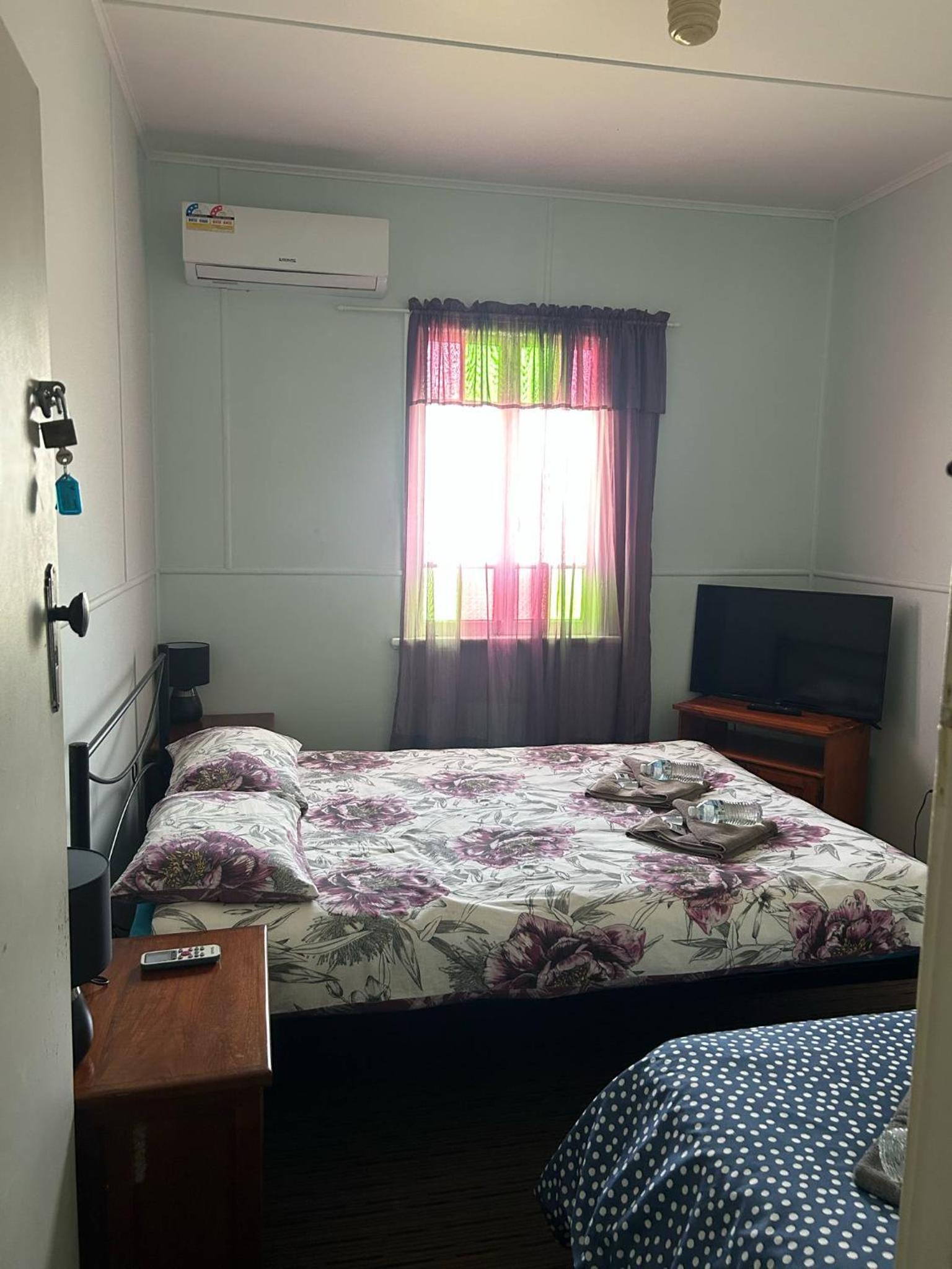 Basic Triple Room with Shared Bathroom photo 2