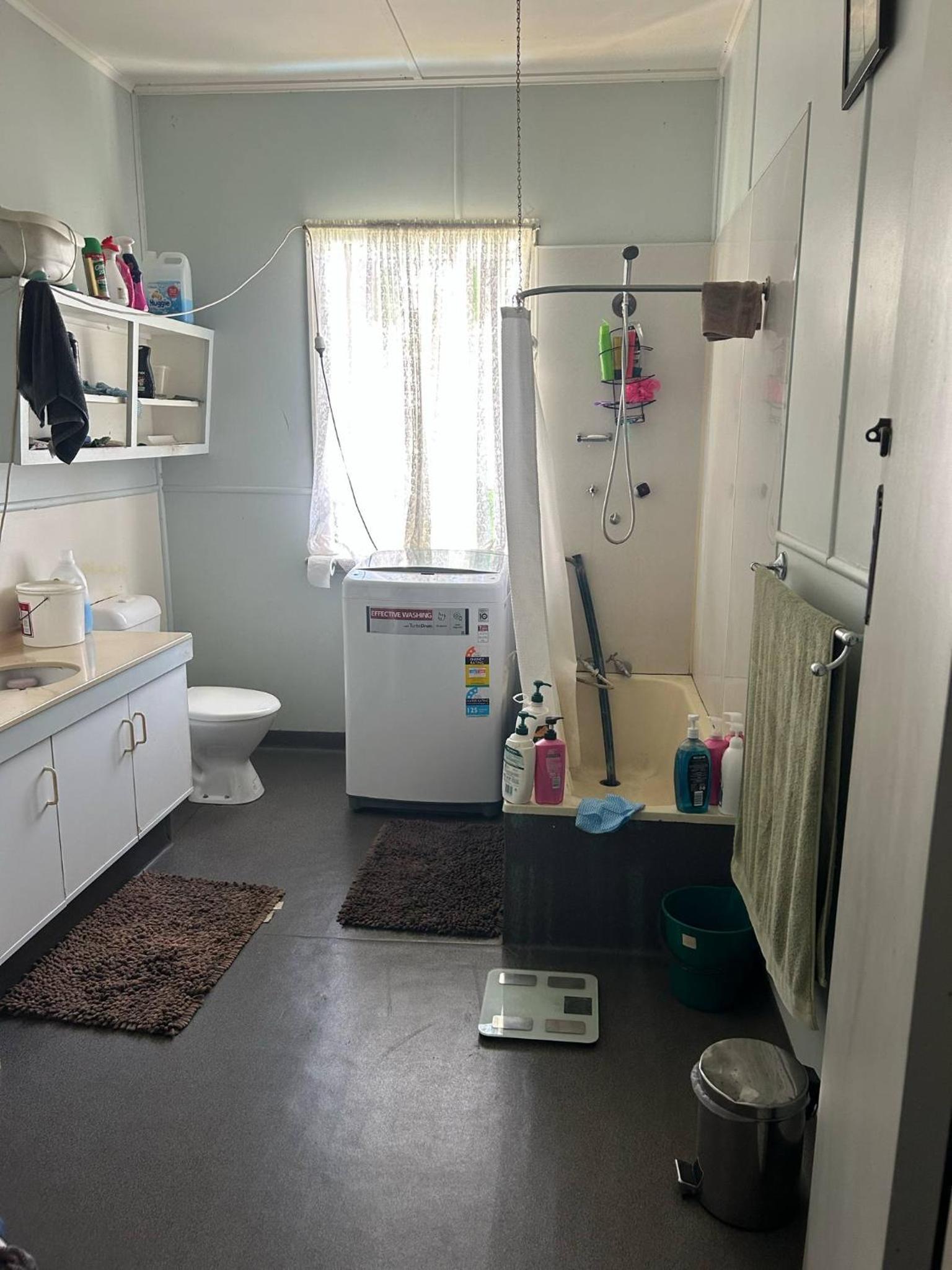 Basic Triple Room with Shared Bathroom photo 1