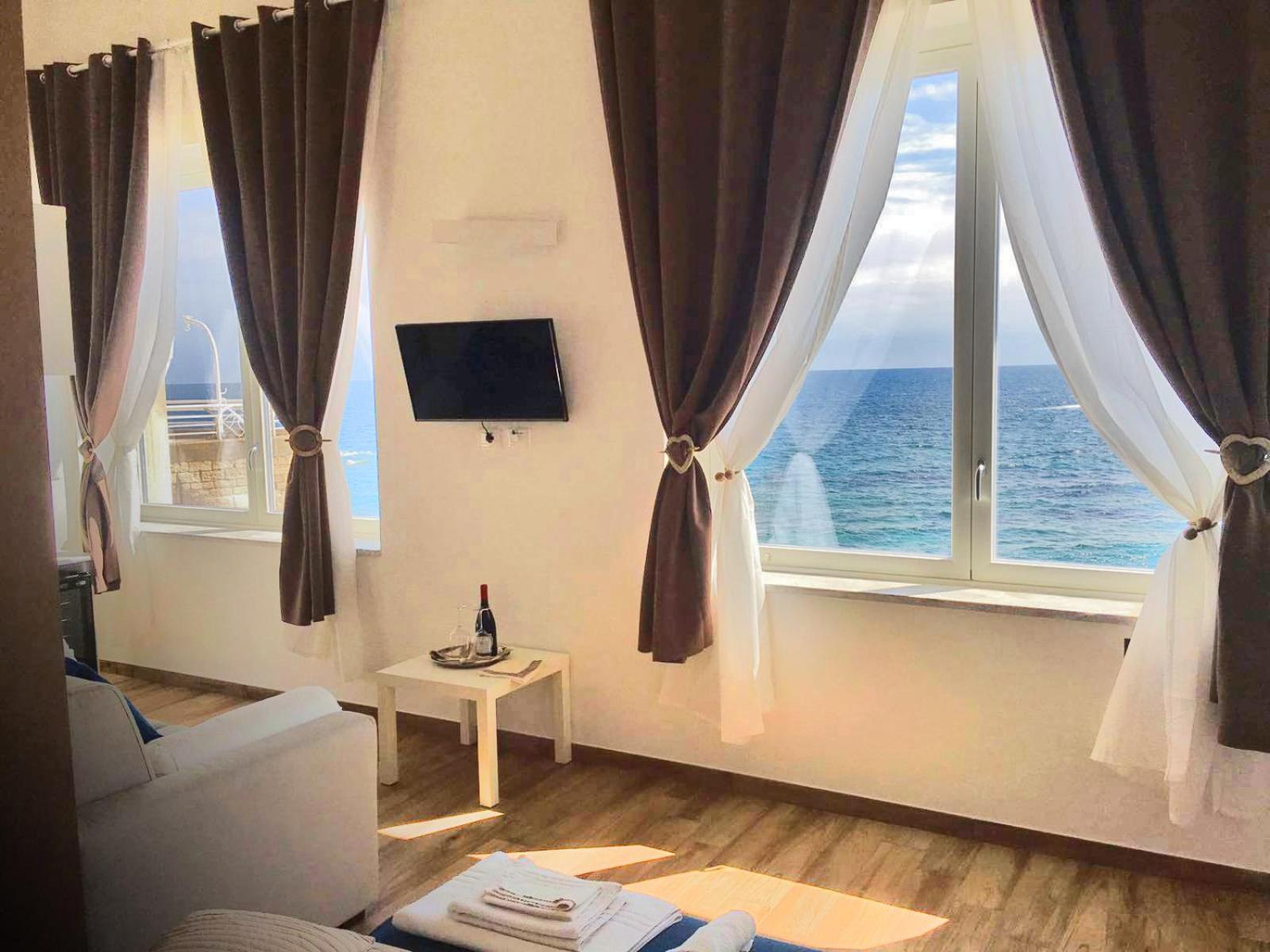 Queen Room with Sea View - Photo 14