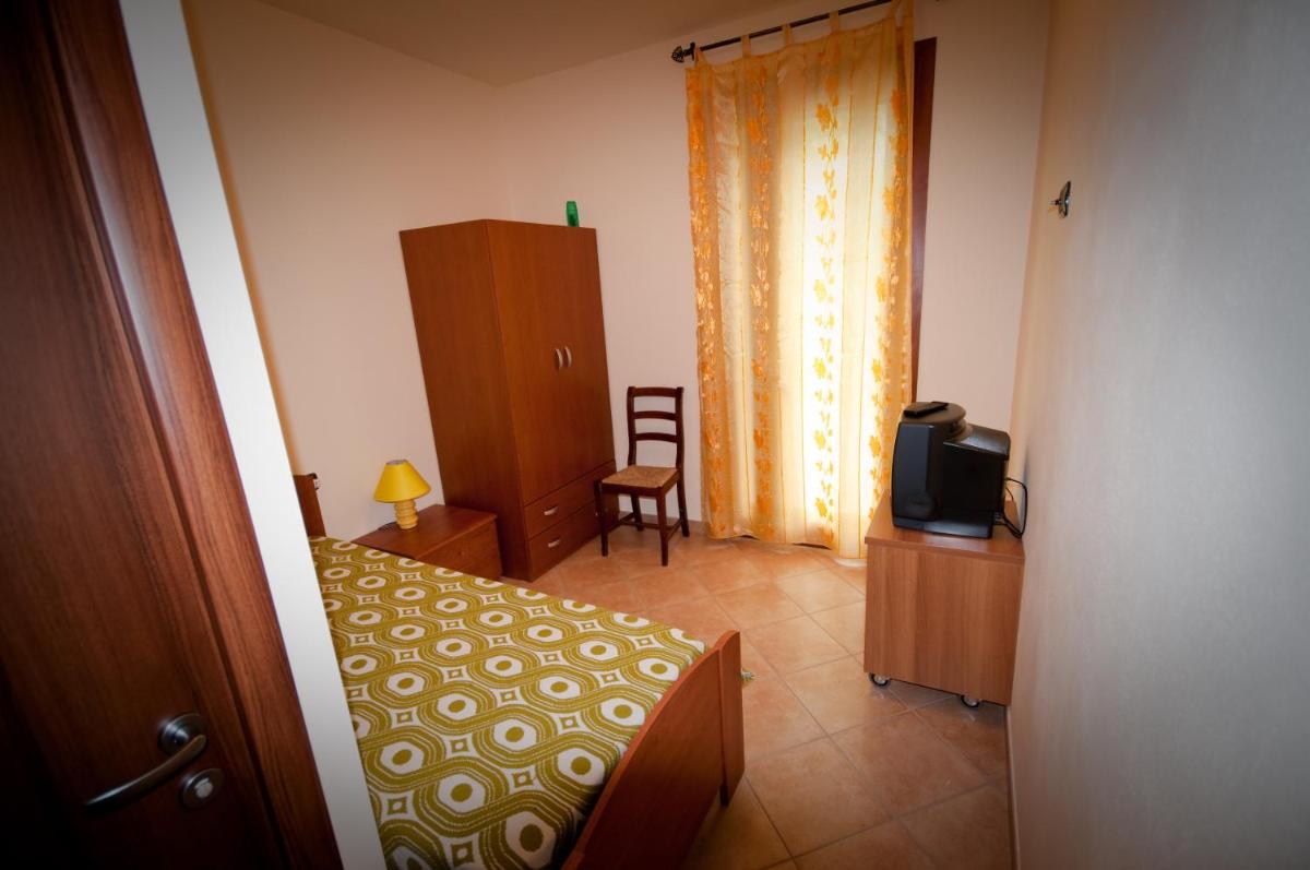 Single Room with Bathroom photo 2
