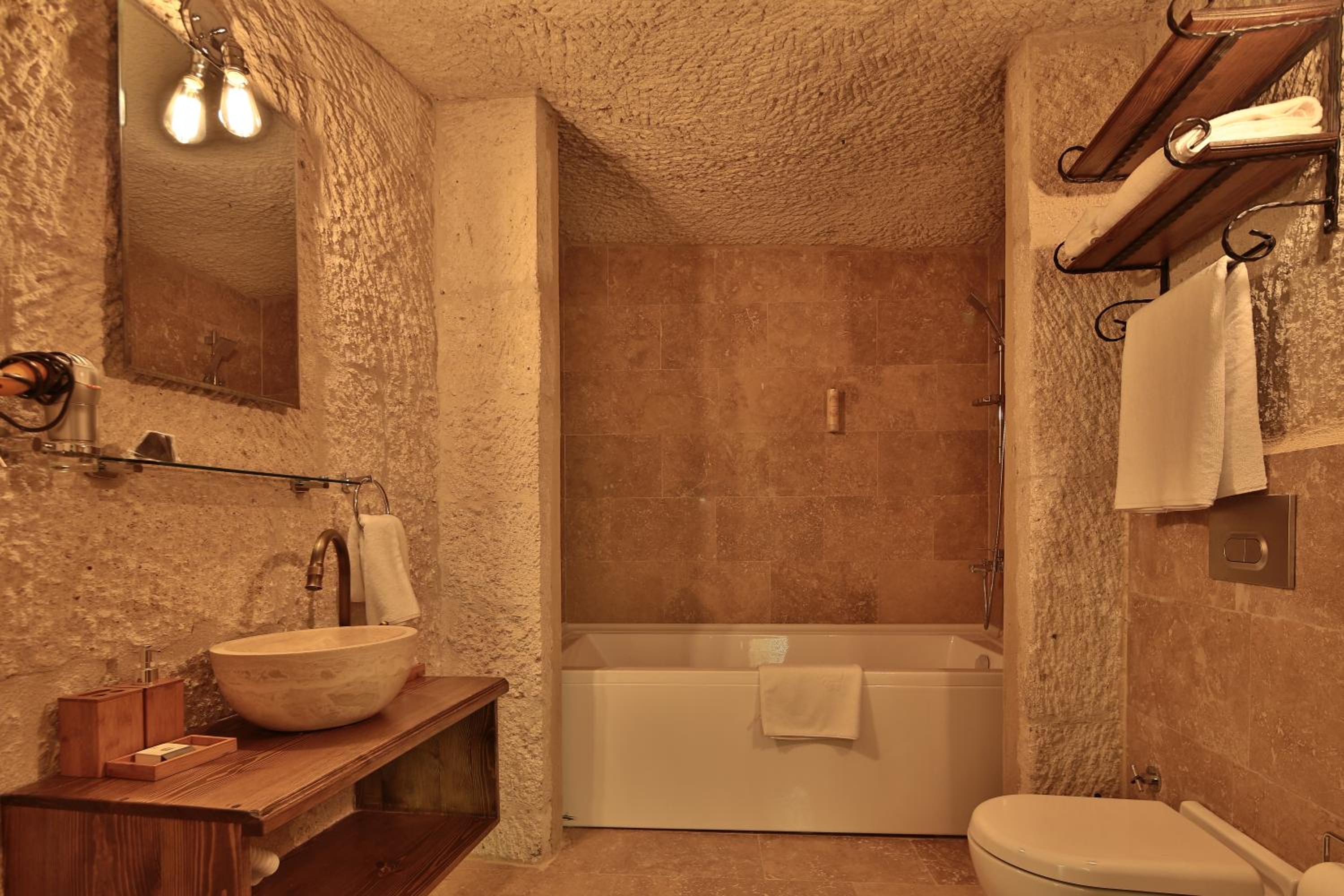 Deluxe King Suite - Photo 2