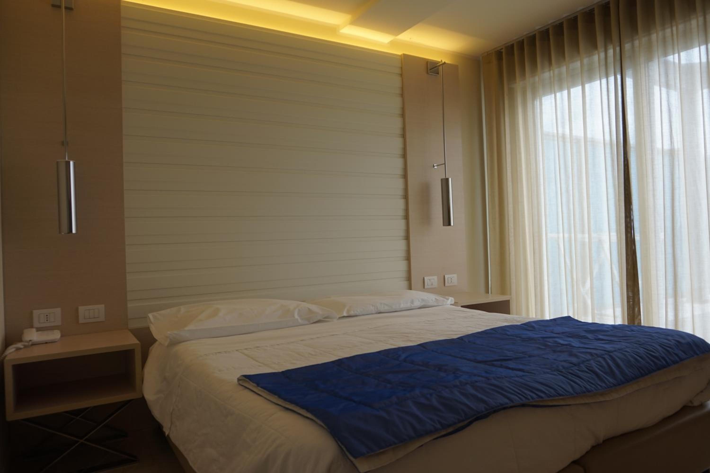 Superior Double Room with Balcony and Sea View - Photo 3