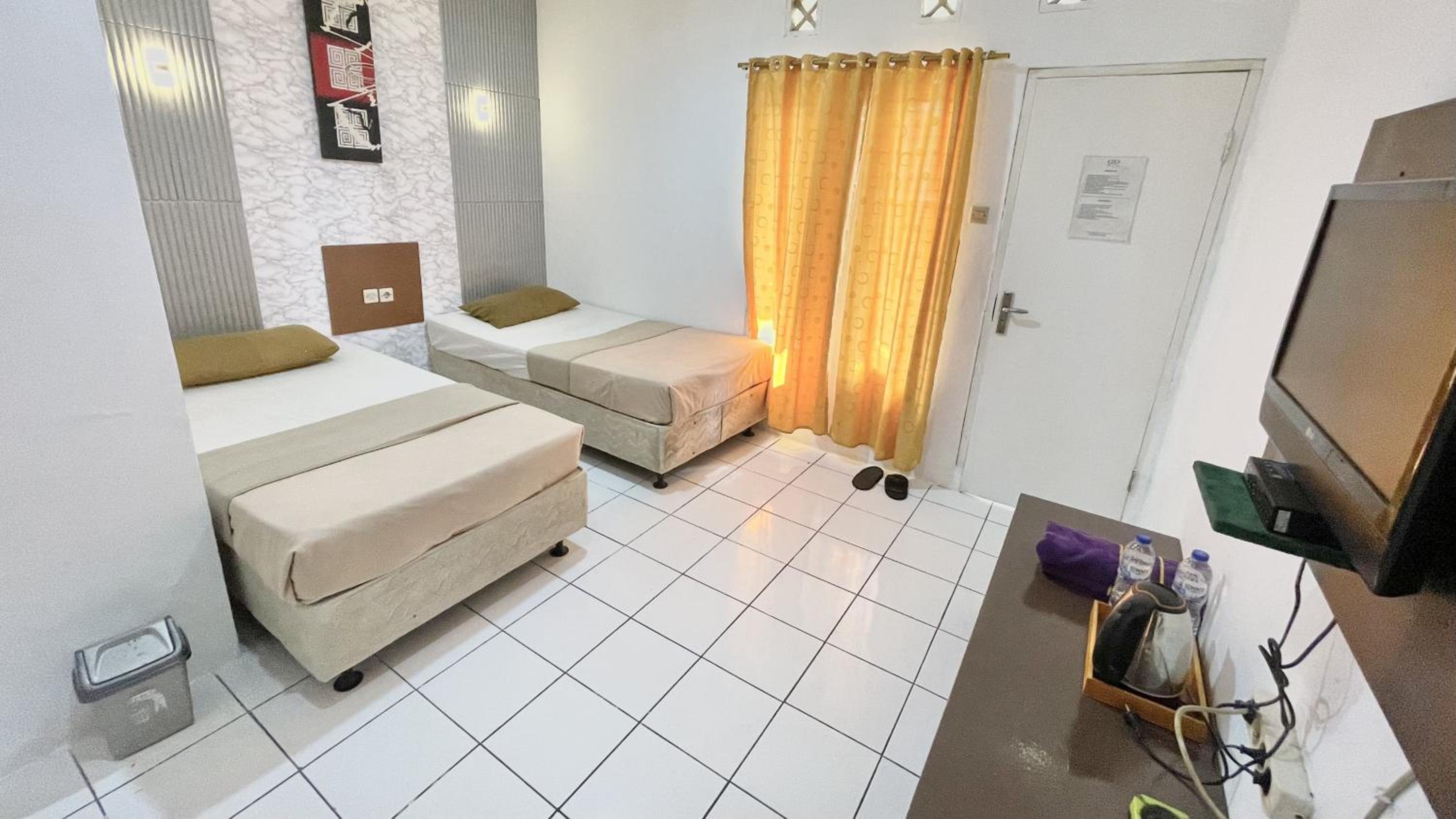 Standard Twin Room - Photo 3