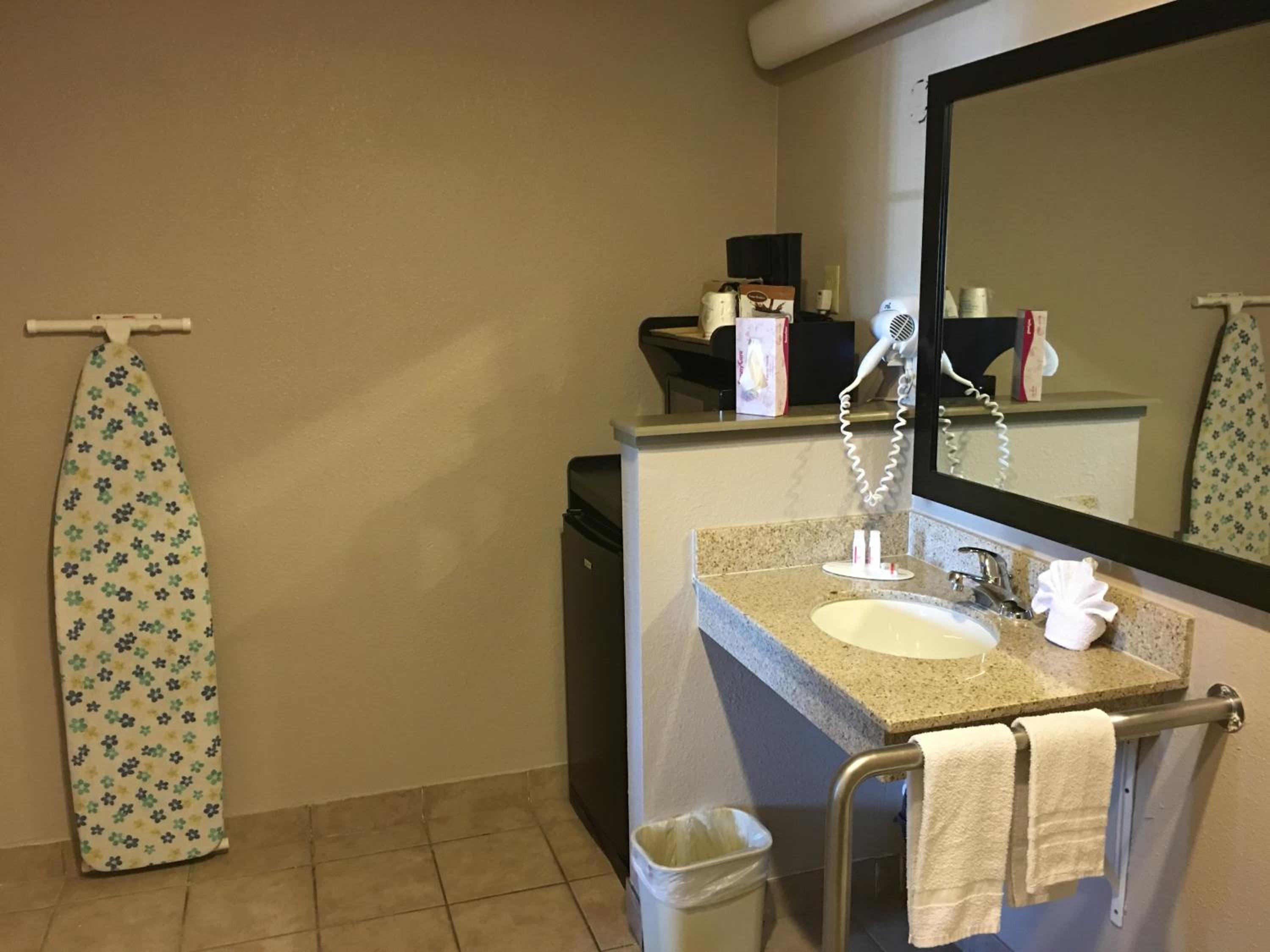Queen Room with Mobility/Hearing Access - Non-Smoking photo 2