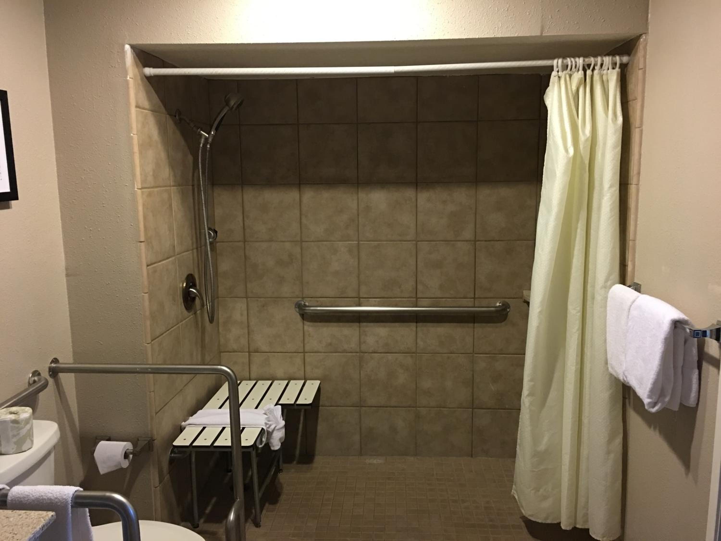 Queen Room with Mobility/Hearing Access - Non-Smoking photo 3