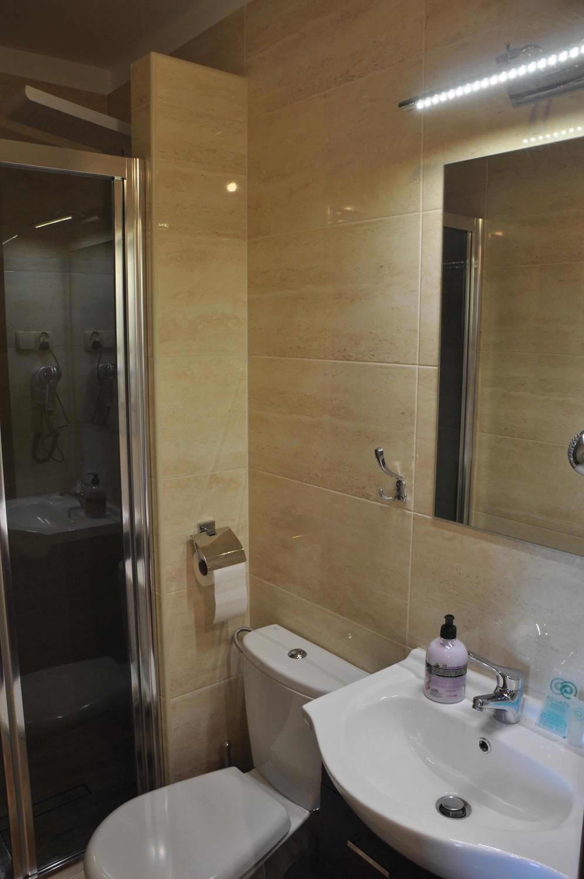 Double Room - Photo 10