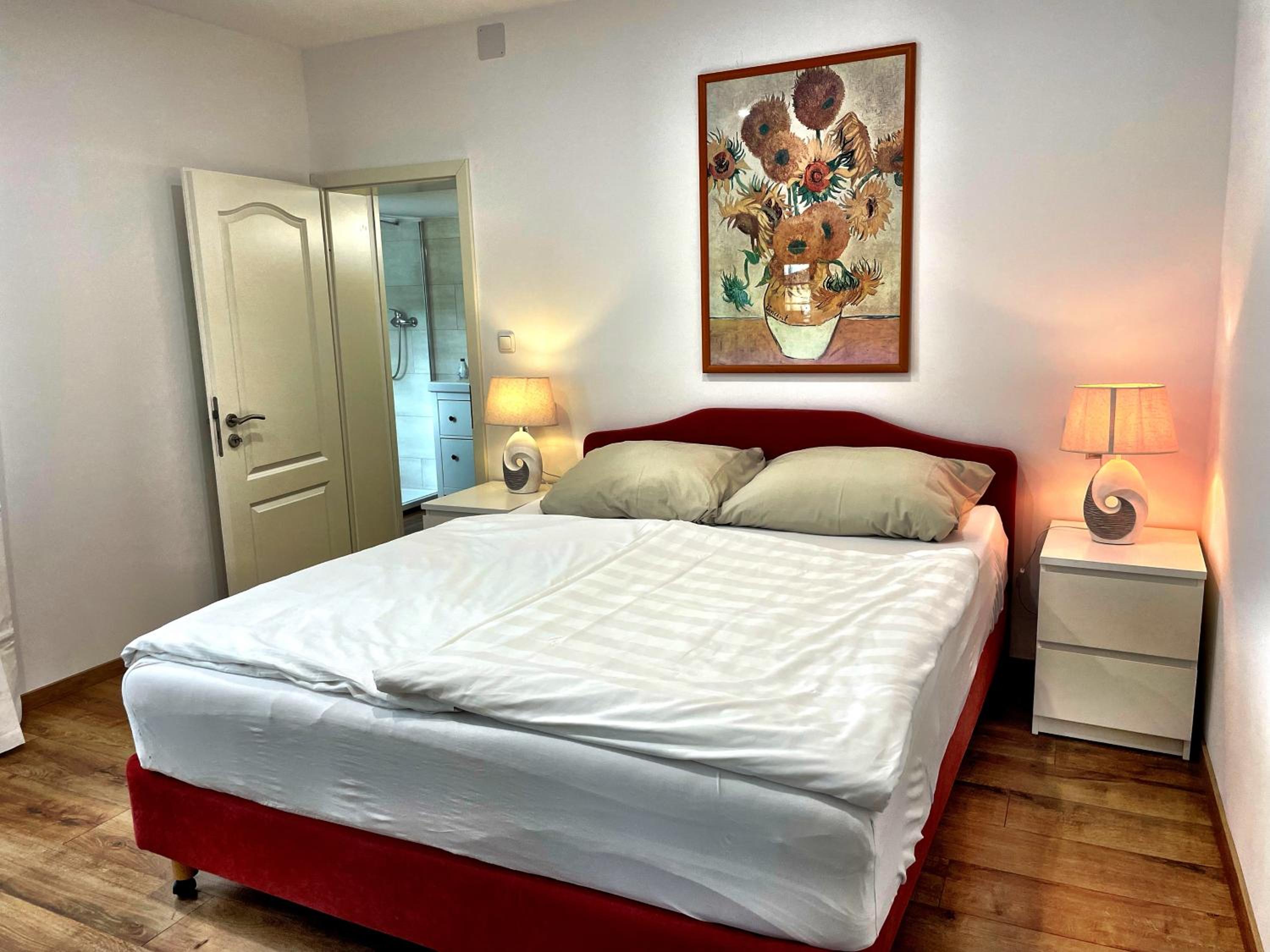 One-Bedroom Apartment with Balcony and Water View photo 3