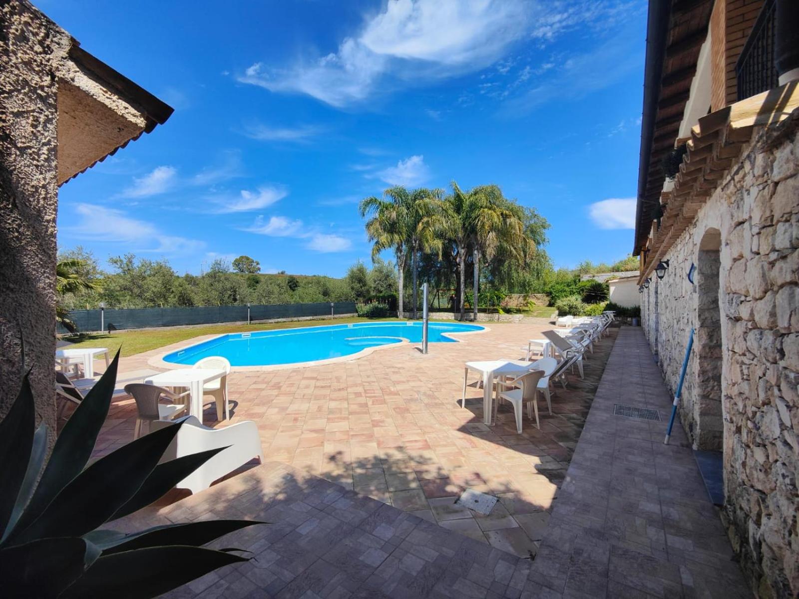 Queen Room with Pool View photo 2