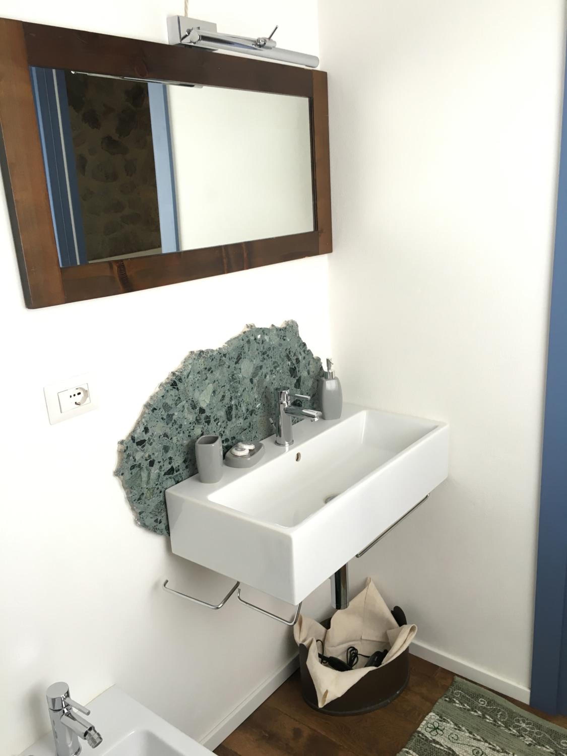 Double Room with Lake View - Photo 6
