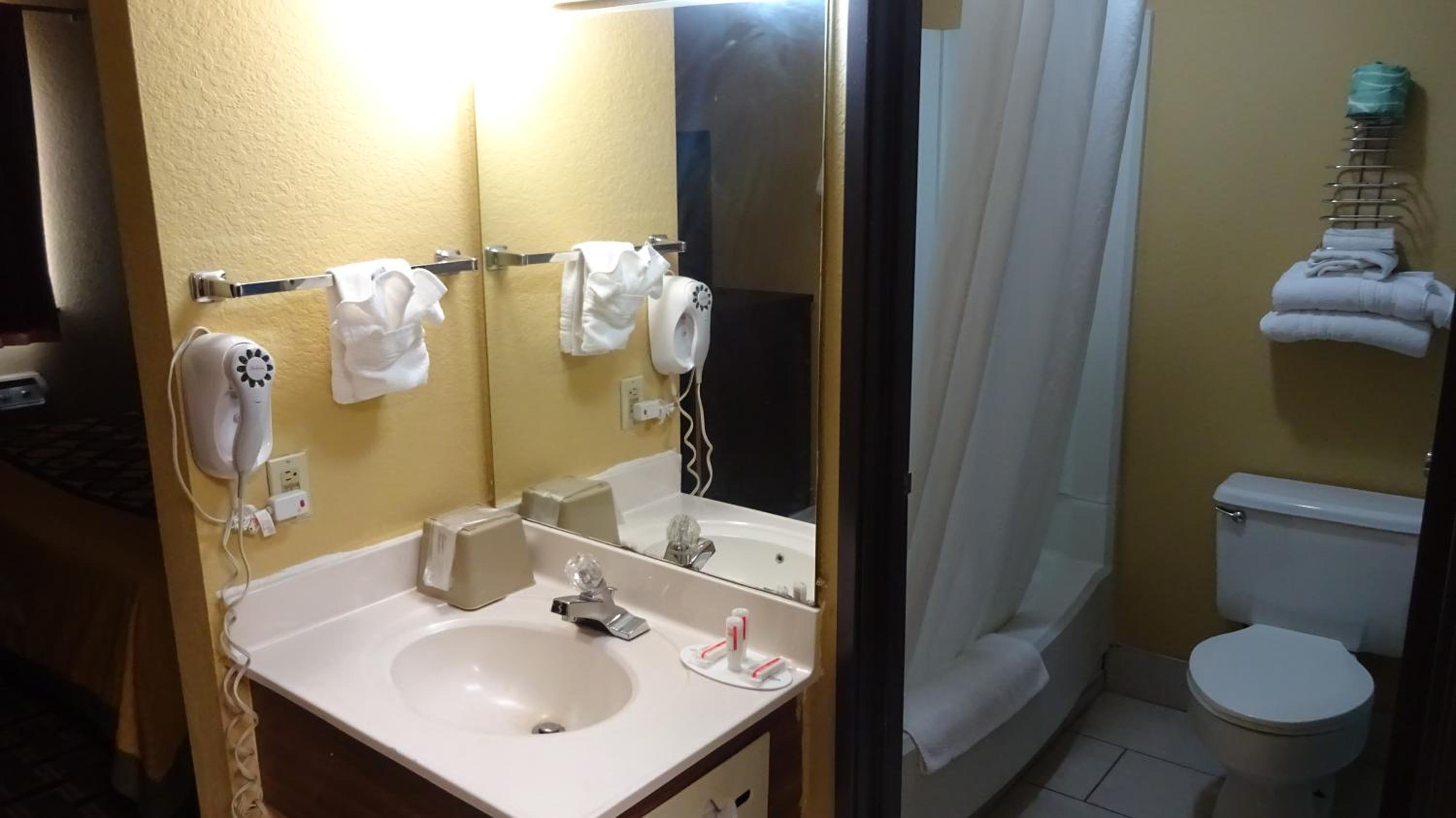 King Room - Non-Smoking - Photo 4