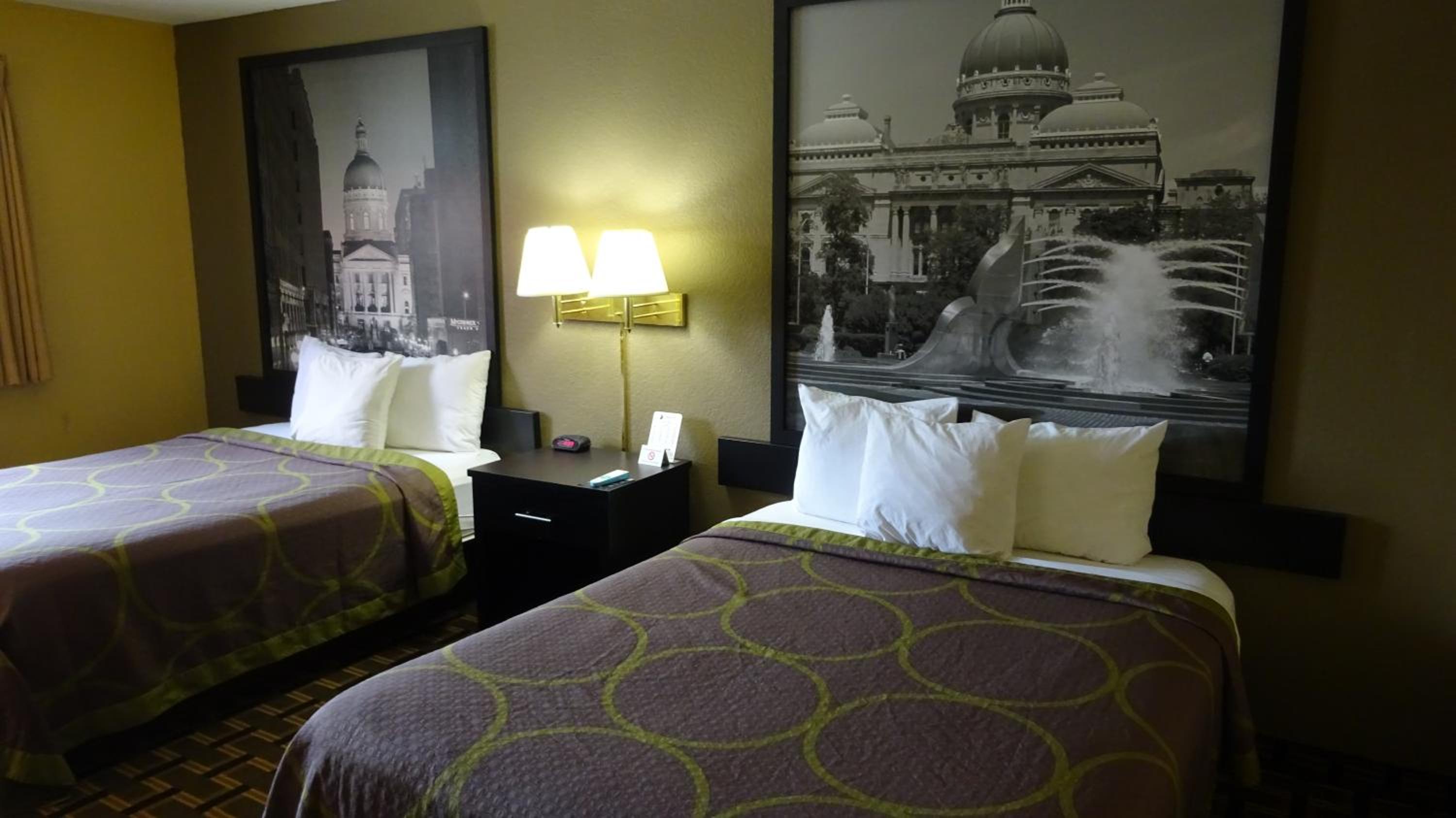 Queen Room with Two Queen Beds - Non-Smoking - Photo 2