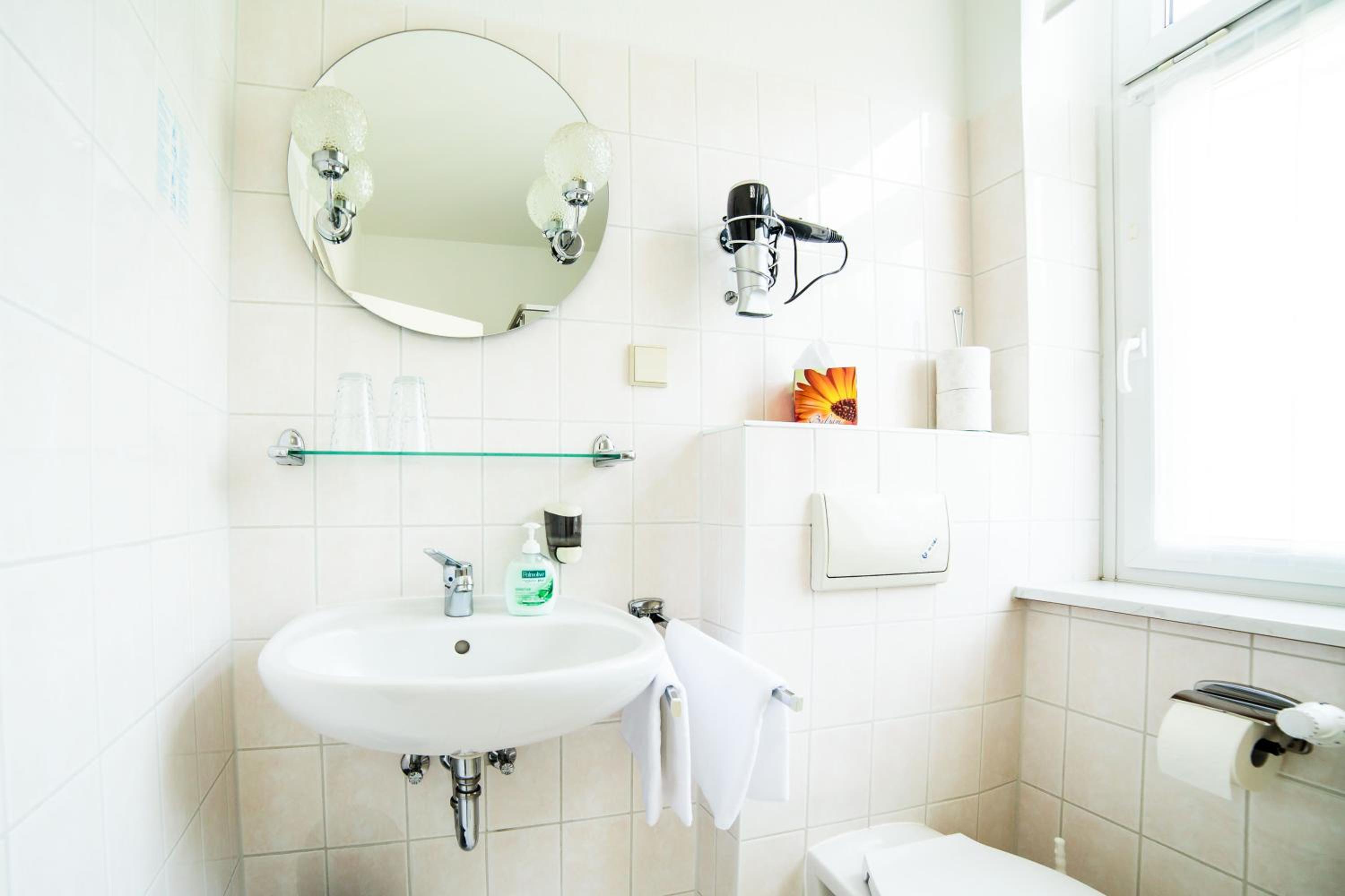 Double Room with Private Bathroom - Photo 9