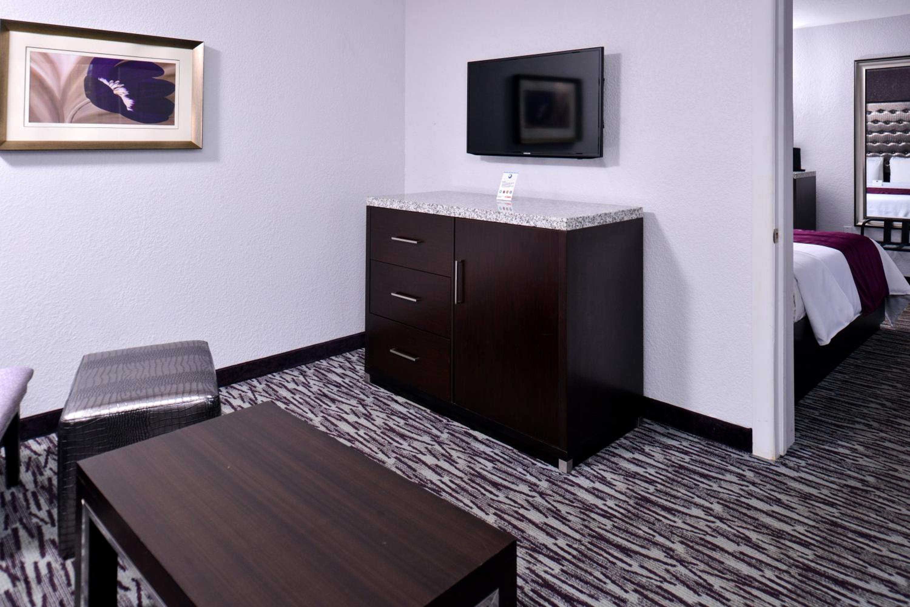 Queen Suite with Two Queen Beds & Sofa Bed (No Resort Fee) thumbnail 5