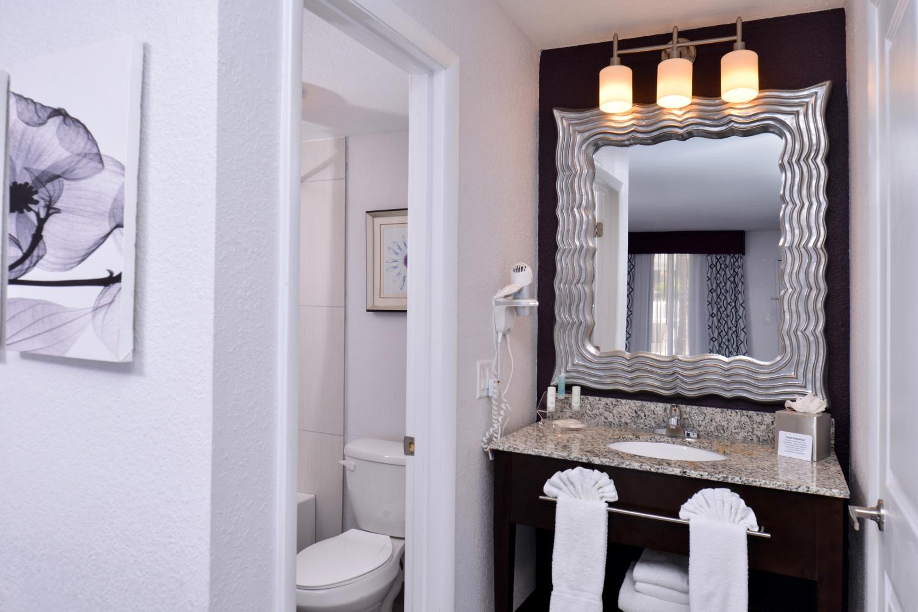 Queen Room - Non-Smoking (No Resort Fee) thumbnail 5
