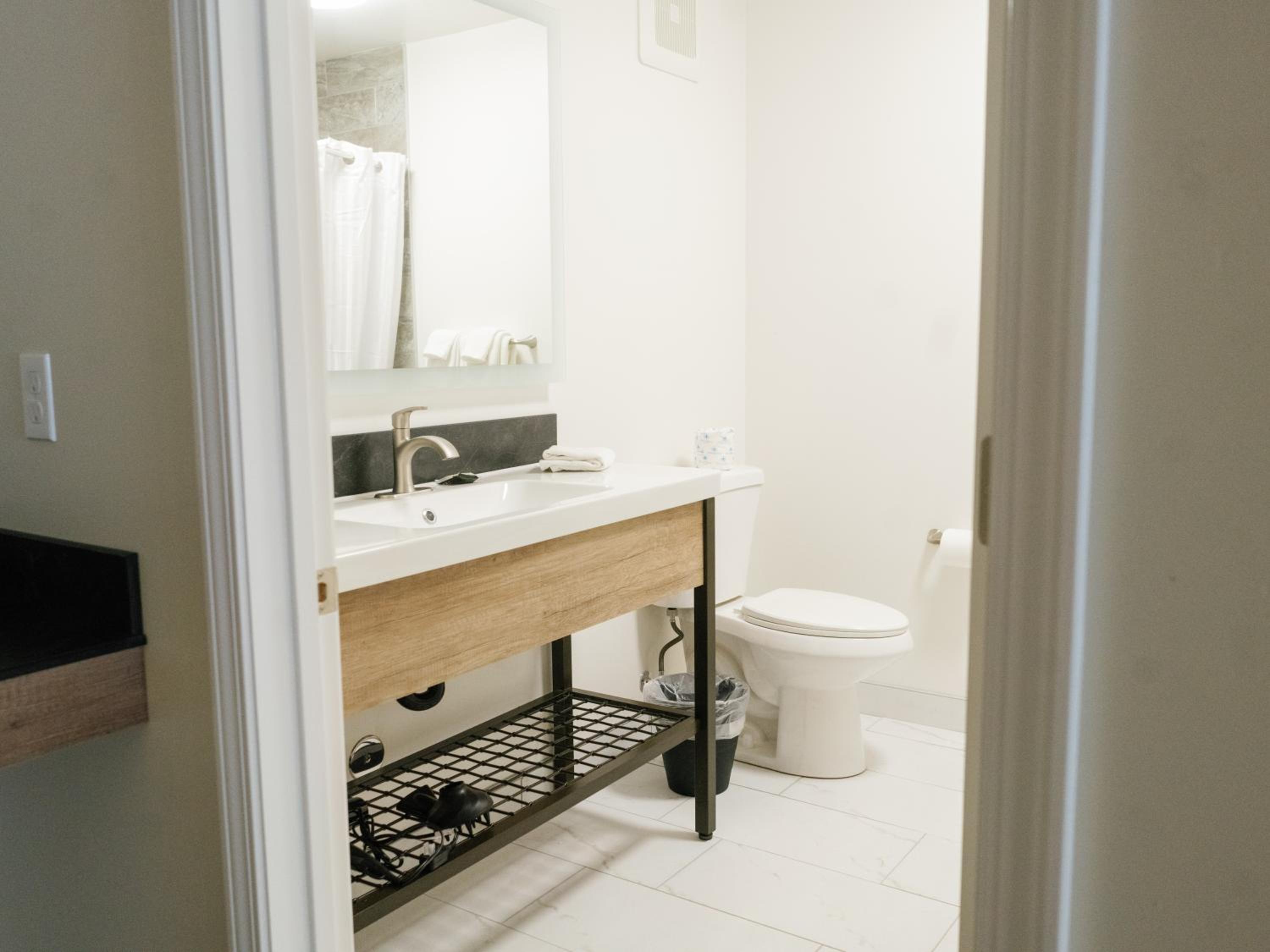 Deluxe King Room - Photo 2