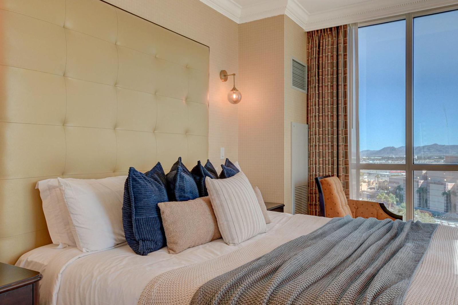 King Suite with Balcony photo 2