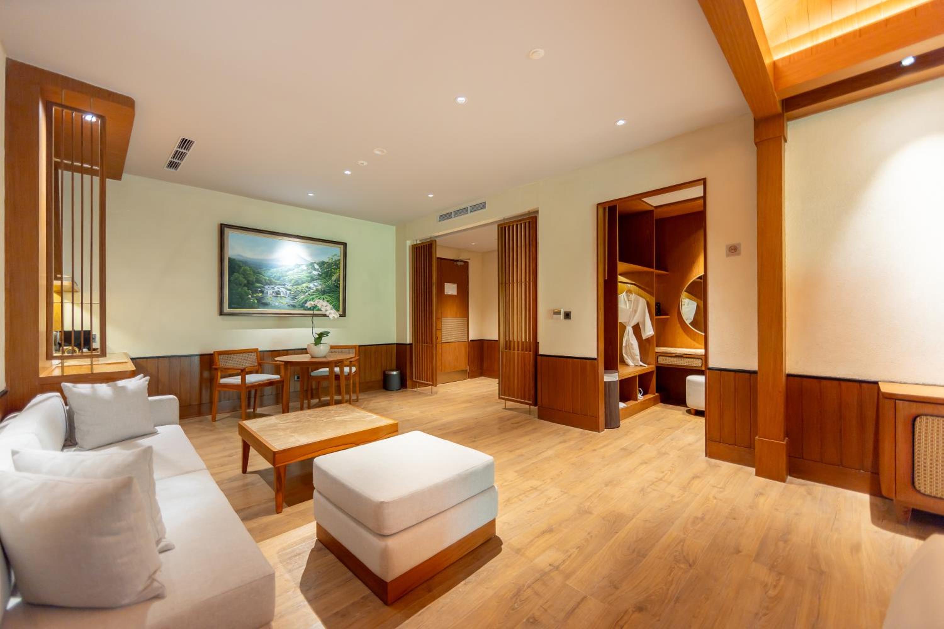 Premium Suite with Jacuzzi thumbnail 6