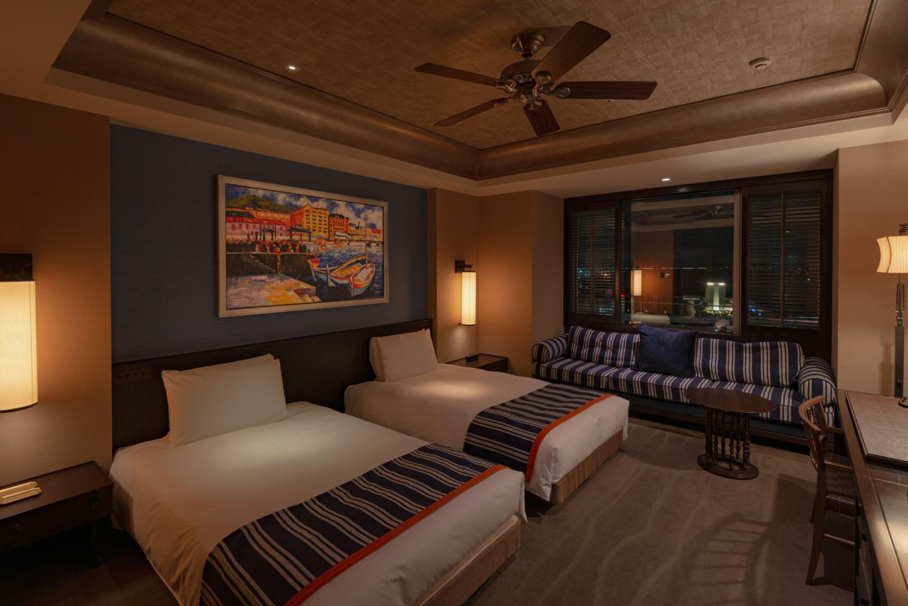 Club Twin Room - Harbor View on Higher Floor with Complimentary Mini-bar - Photo 3