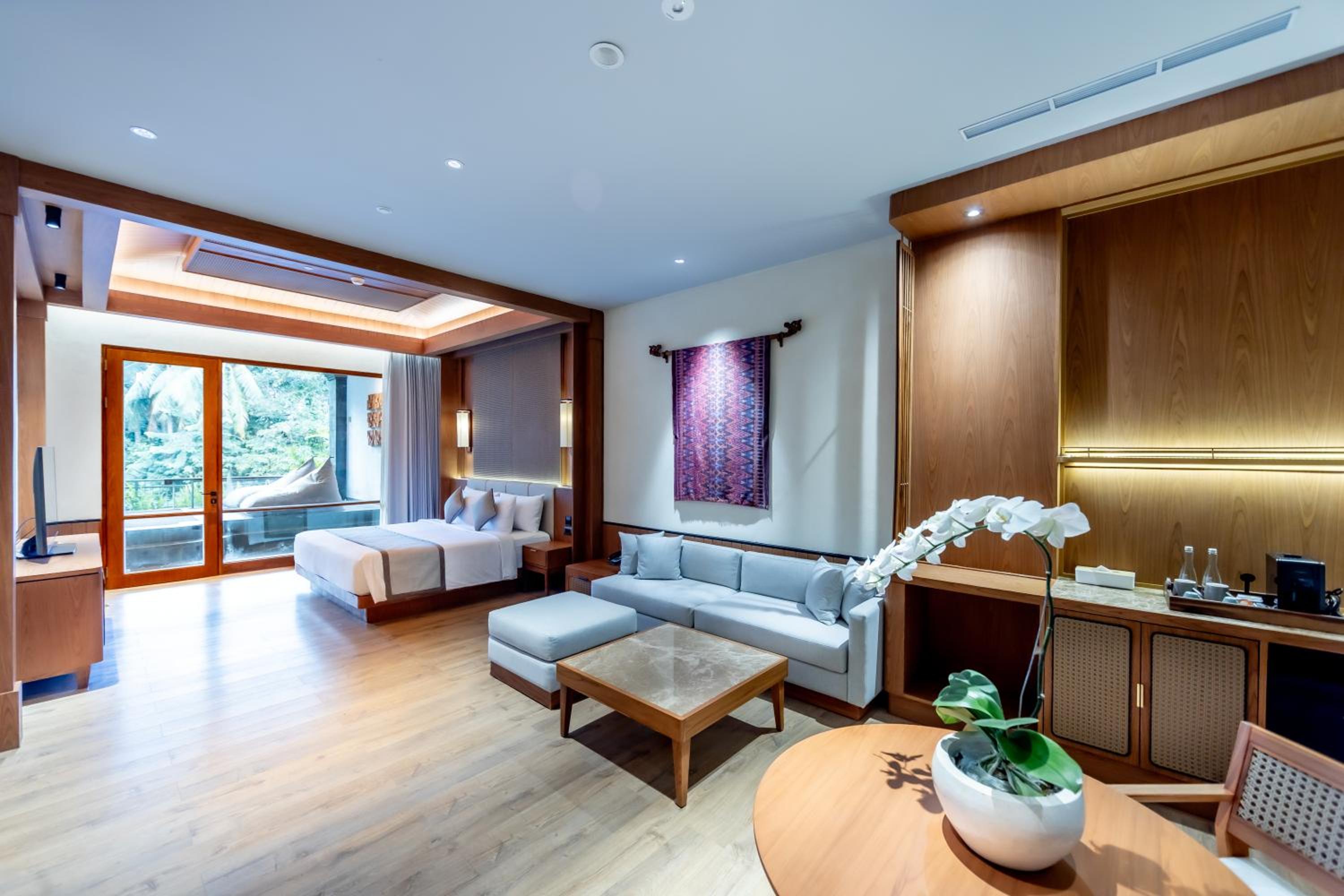 Premium Suite with Jacuzzi thumbnail 5