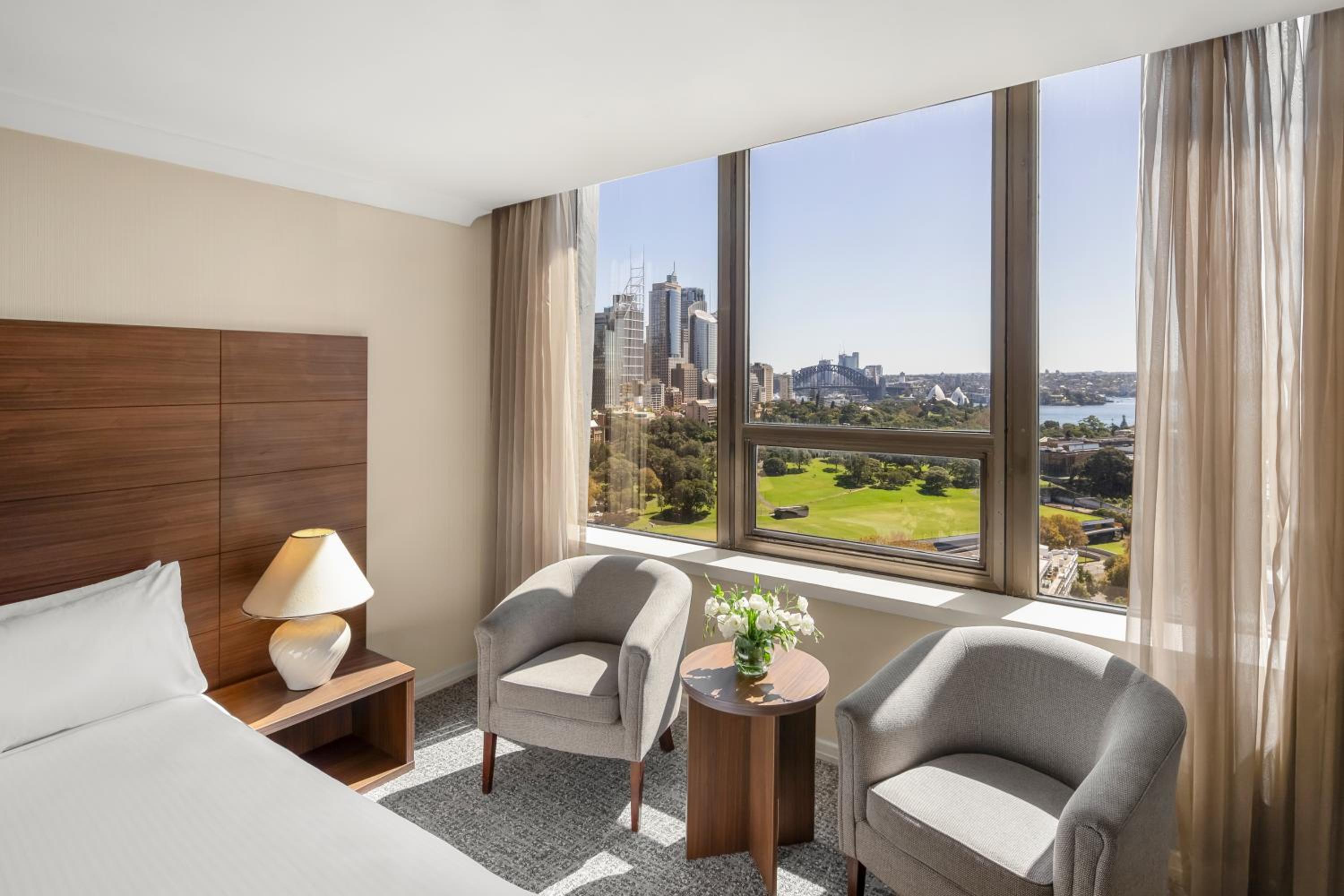 Deluxe King Room with Harbor View thumbnail 5