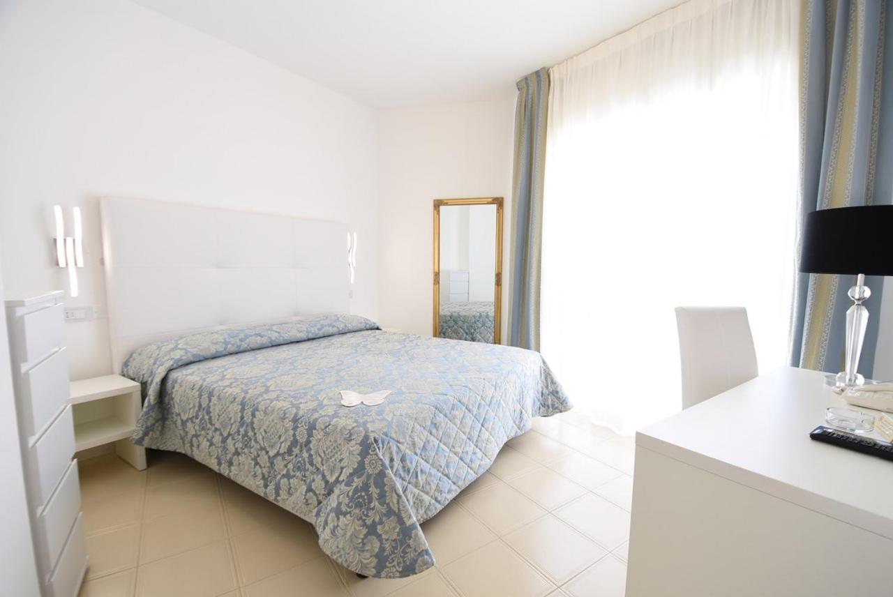 Double Room with Lateral Sea View photo 2