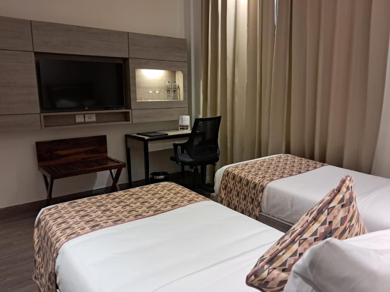 Deluxe Suite Twin Bed with 20% off on Food & Beverages, 20% discount on Laundry & Complimentary Hi Tea