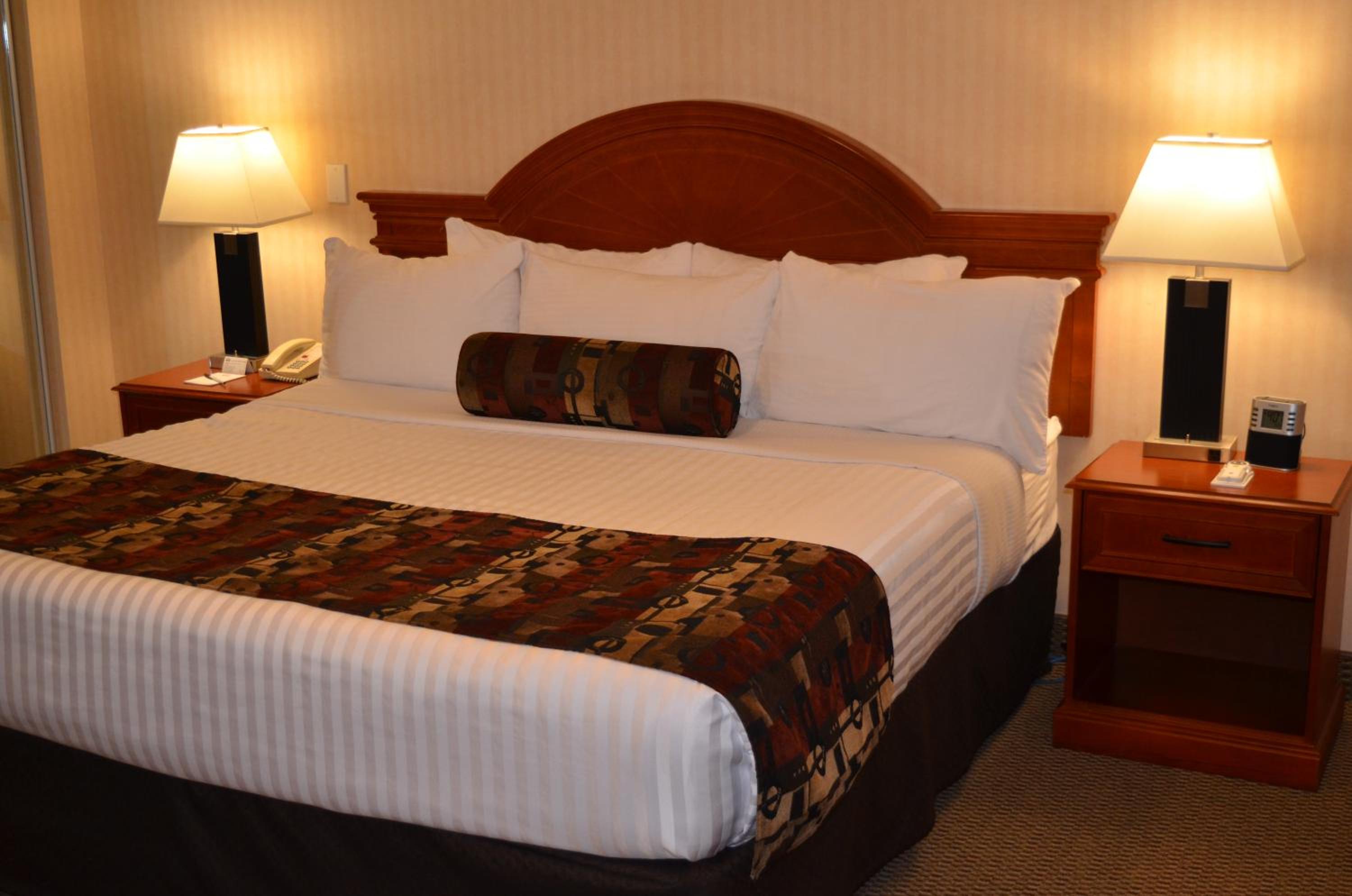 King Room with Lake View - Photo 9