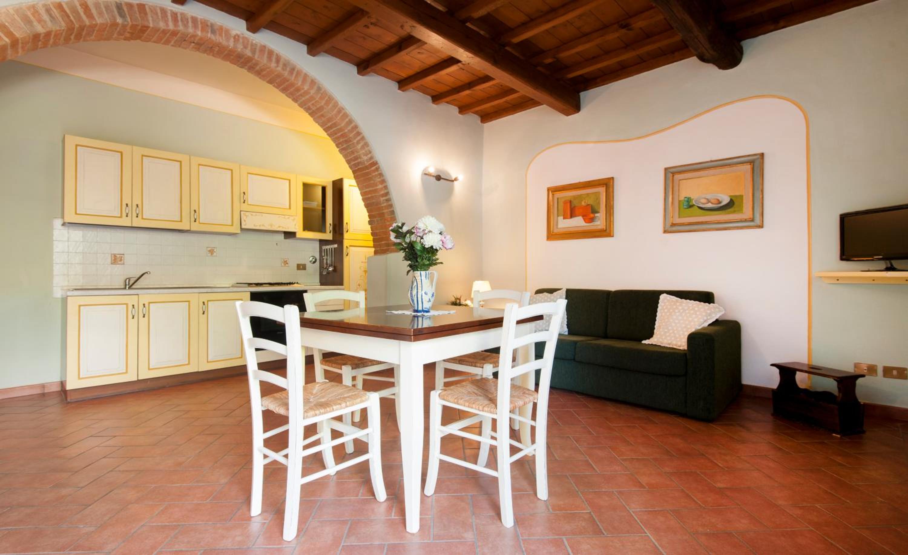 One-Bedroom Apartment with Sofa Bed photo 2