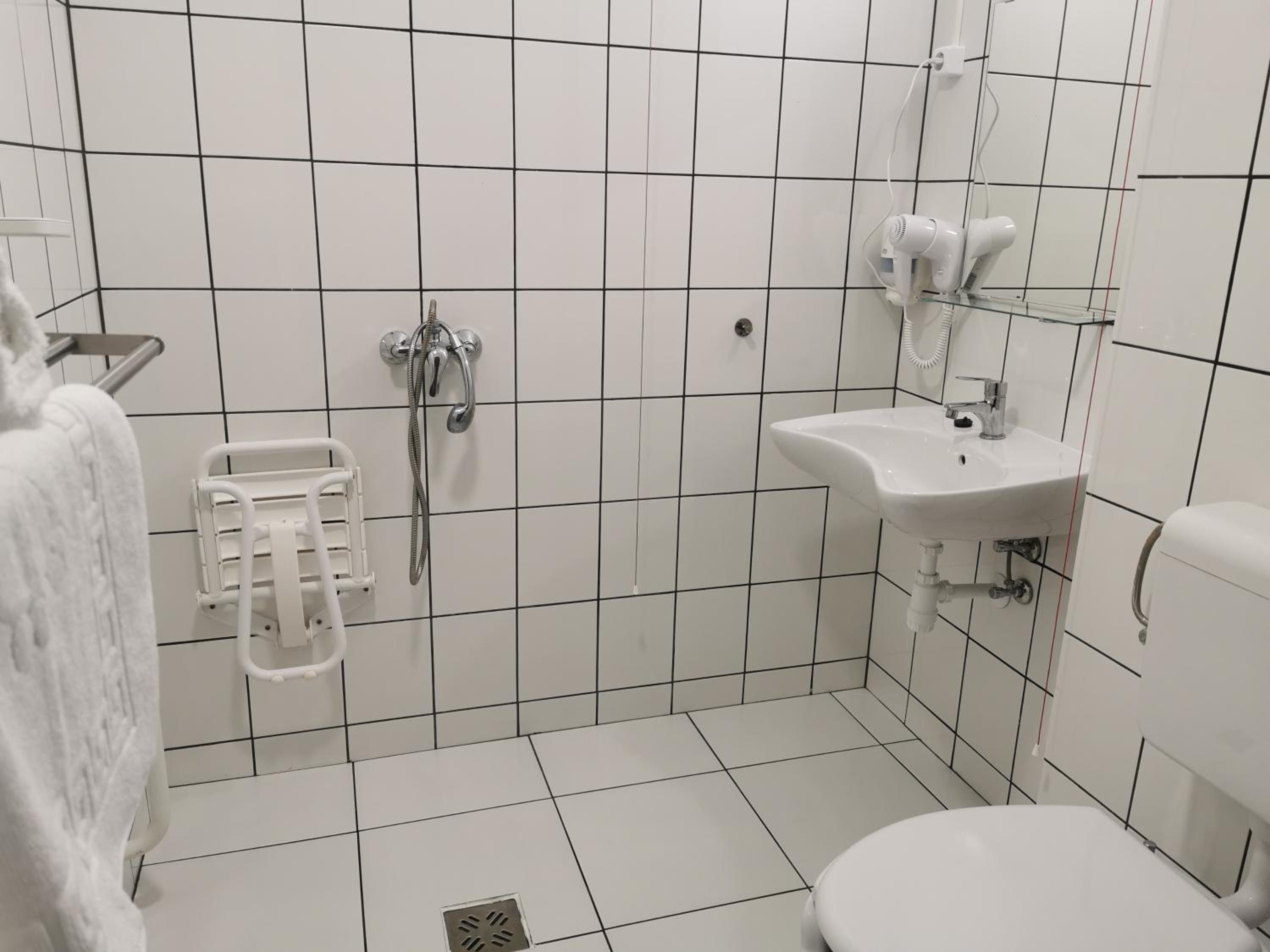 Twin Room - Disability Access photo 3