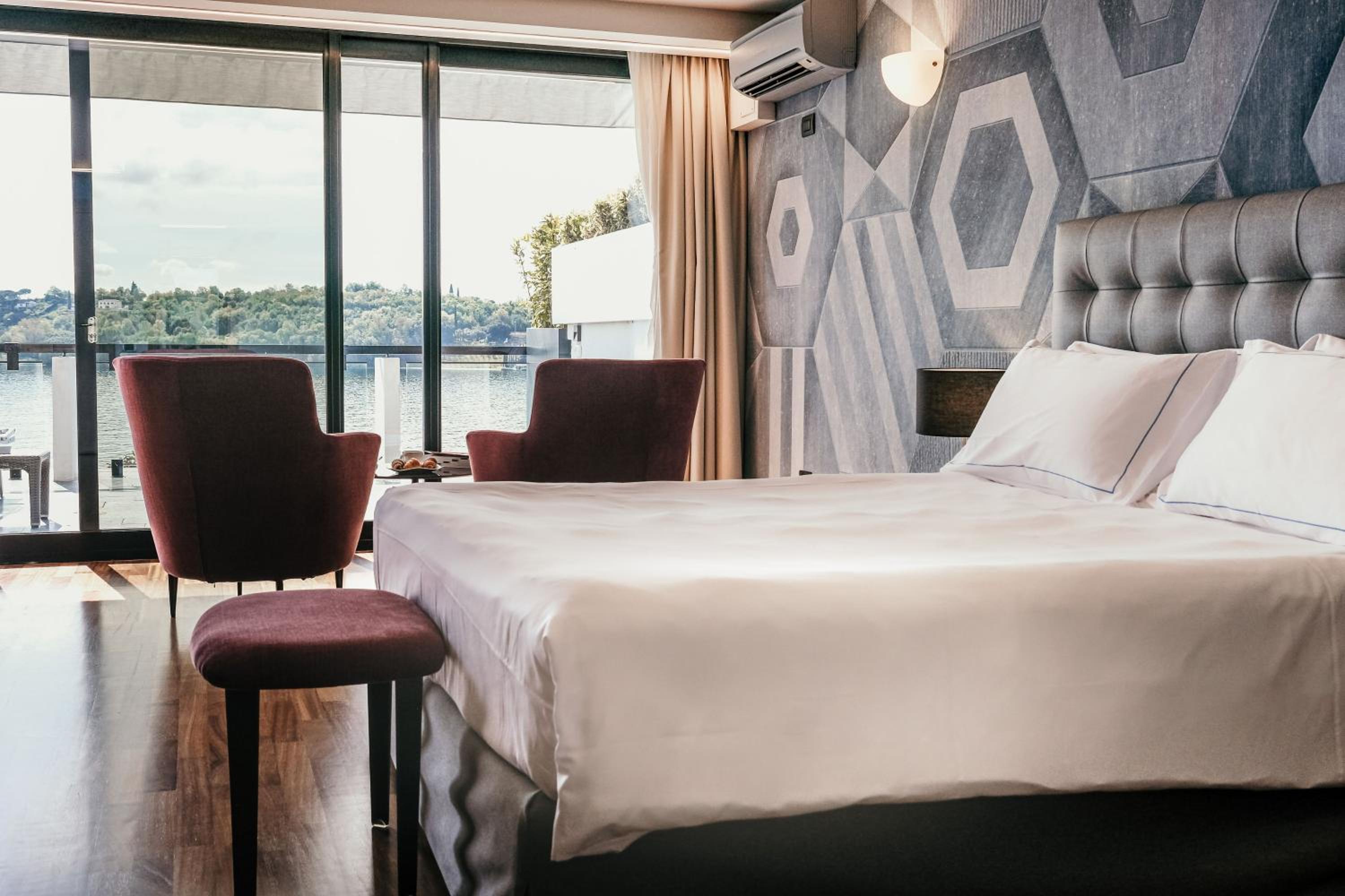 Deluxe Panoramic Double Room with Terrace and Lake View - Photo 1