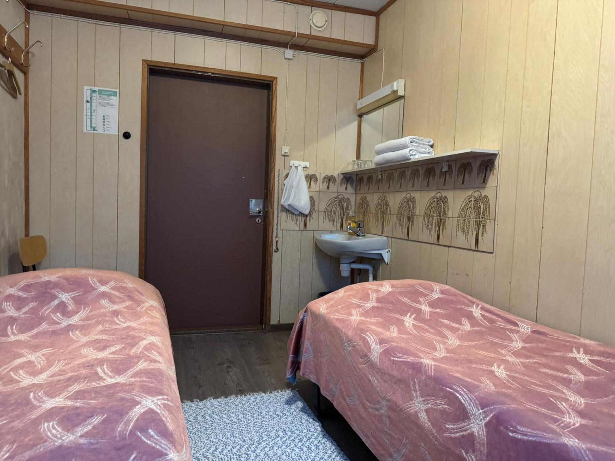Economy Twin Room with Shared Bathroom photo 3