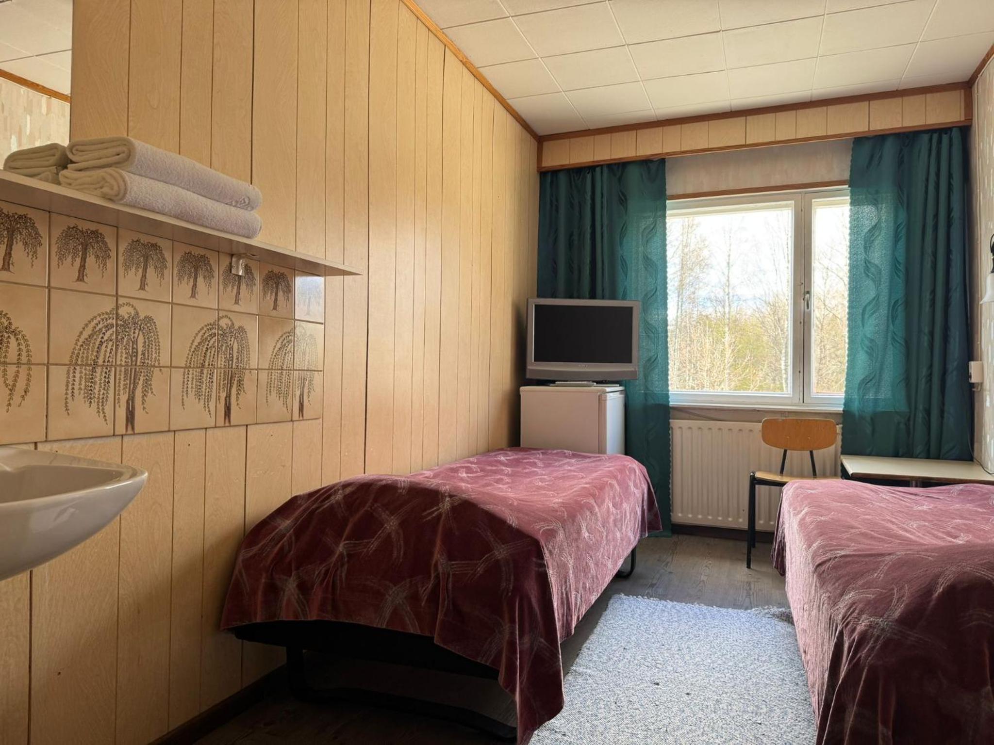 Economy Twin Room with Shared Bathroom photo 2