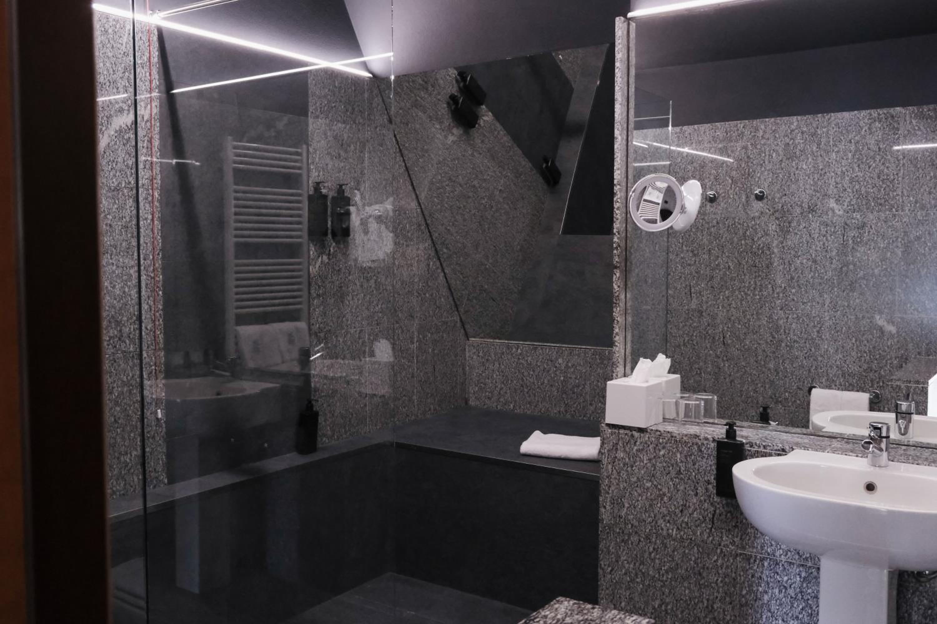 Deluxe Panoramic Double Room with Terrace and Lake View - Photo 2