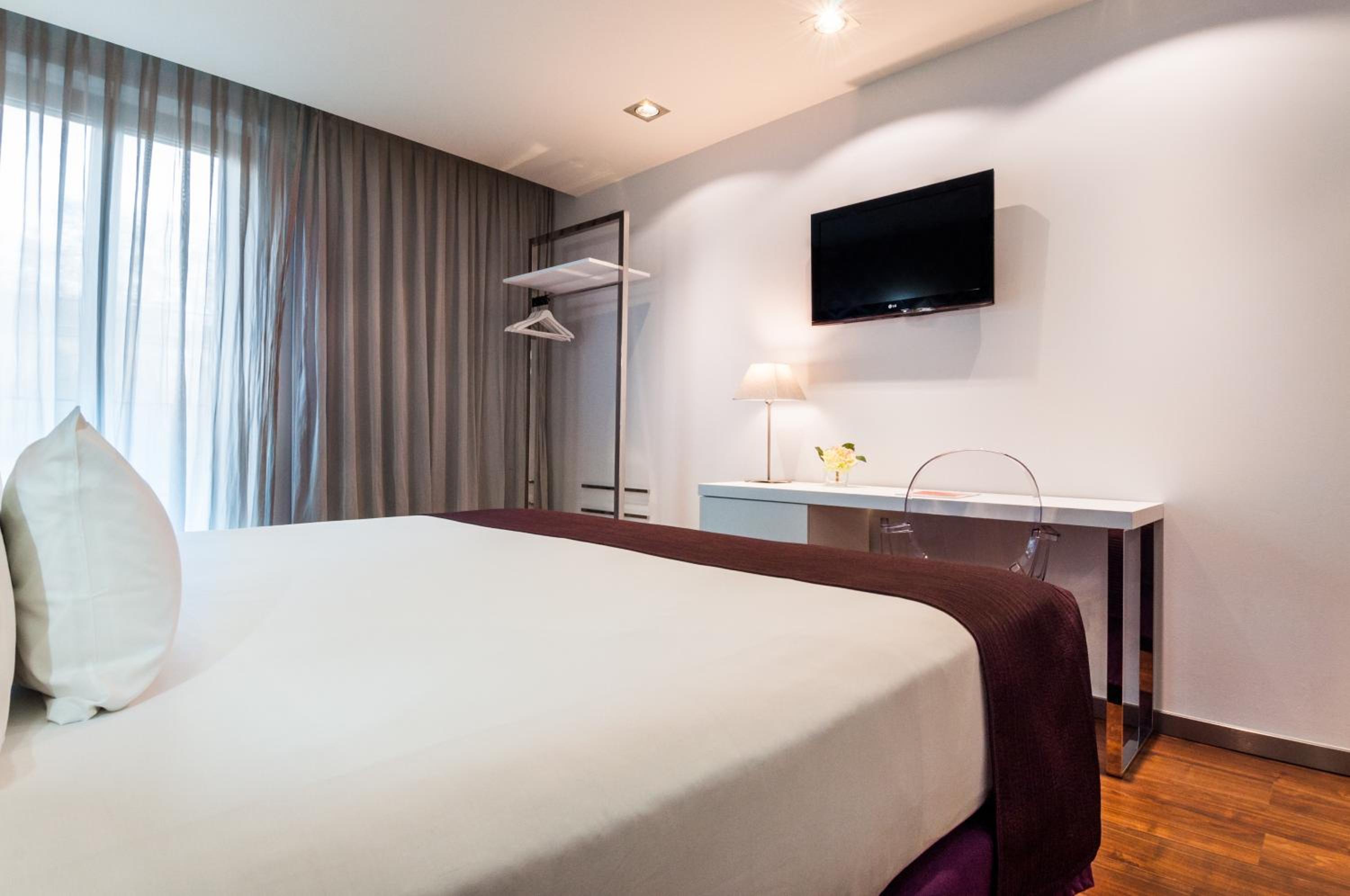 Double or Twin Room with Las Ramblas View photo 2
