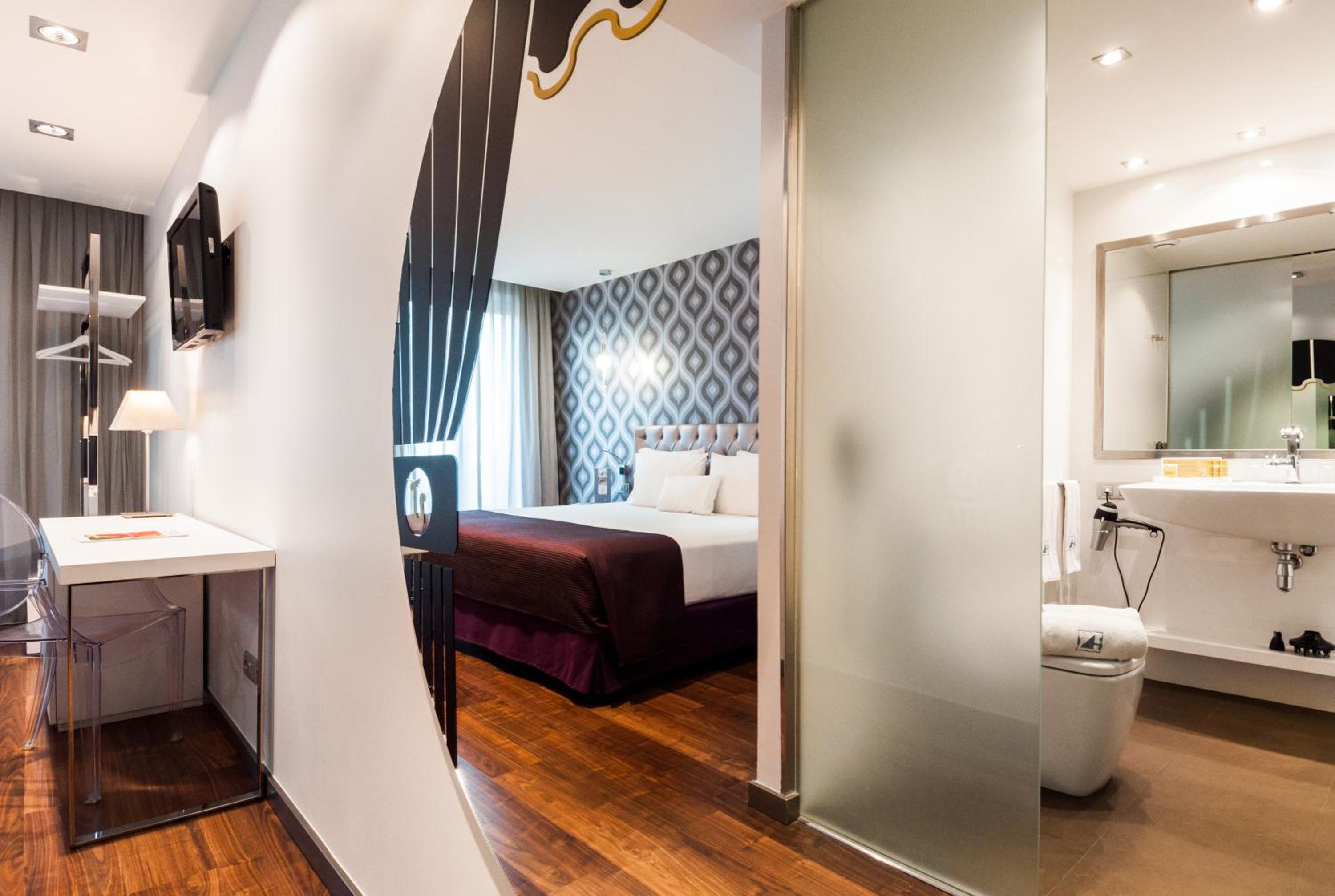 Double or Twin Room with Las Ramblas View photo 3
