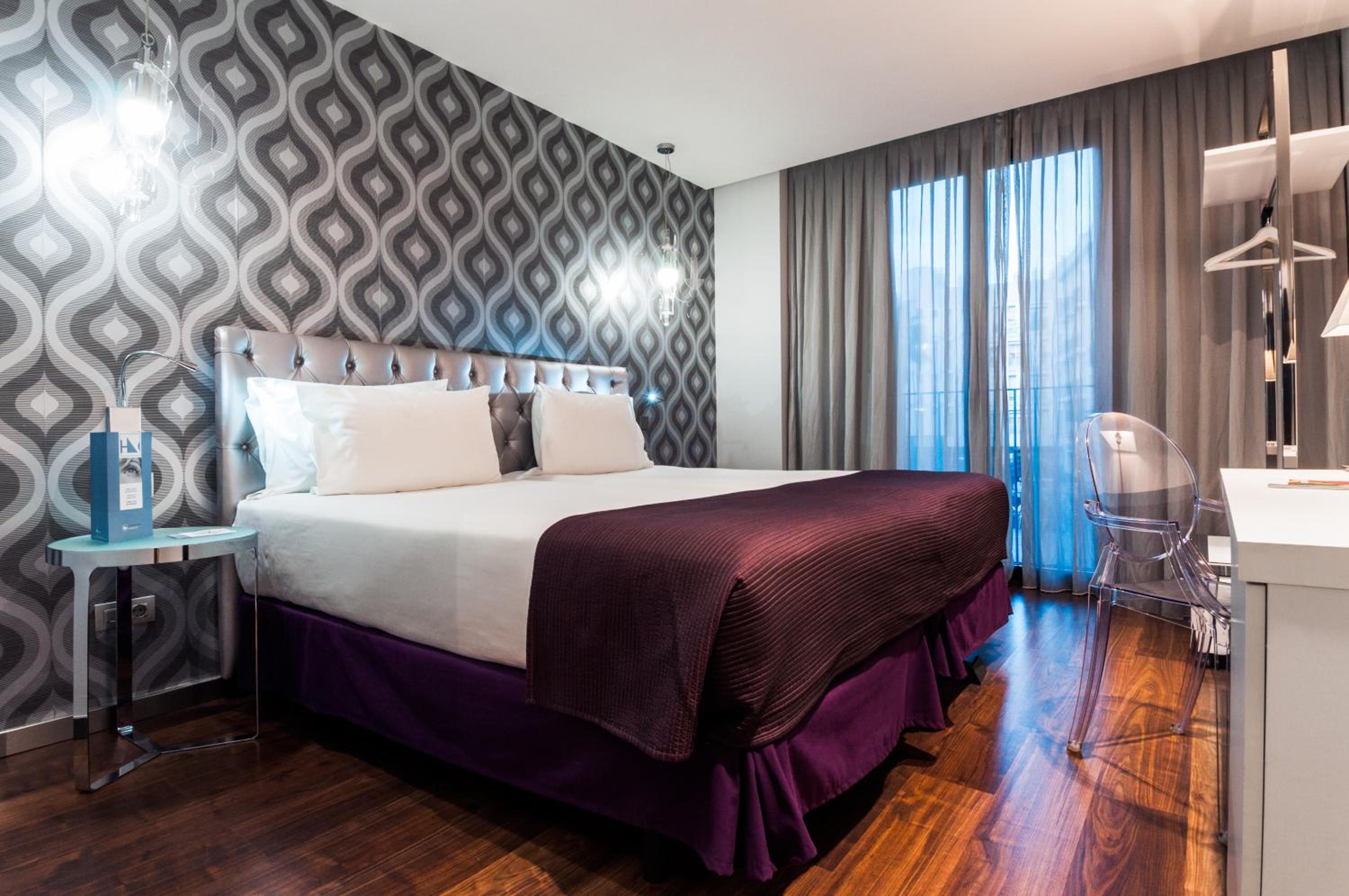 Double or Twin Room with Las Ramblas View photo 3