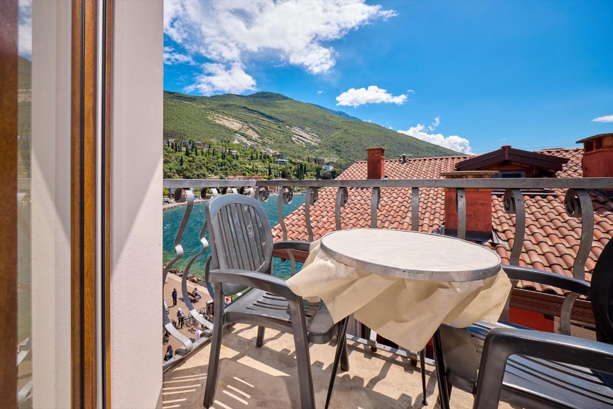 Superior Double Room with Balcony and Lake View photo 3