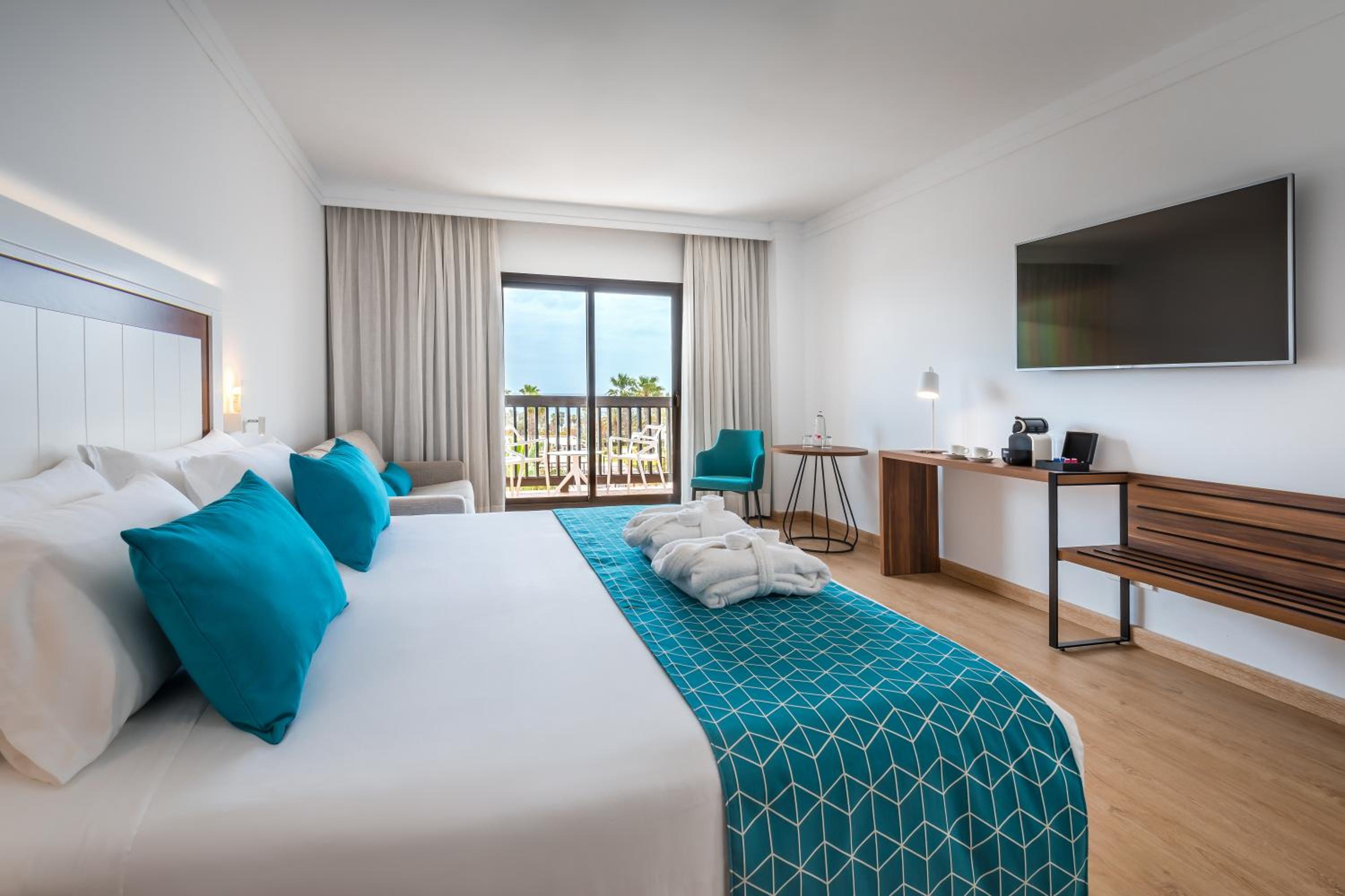 Premium Double Room with Sea View (2 Adults + 1 Child) - Photo 1