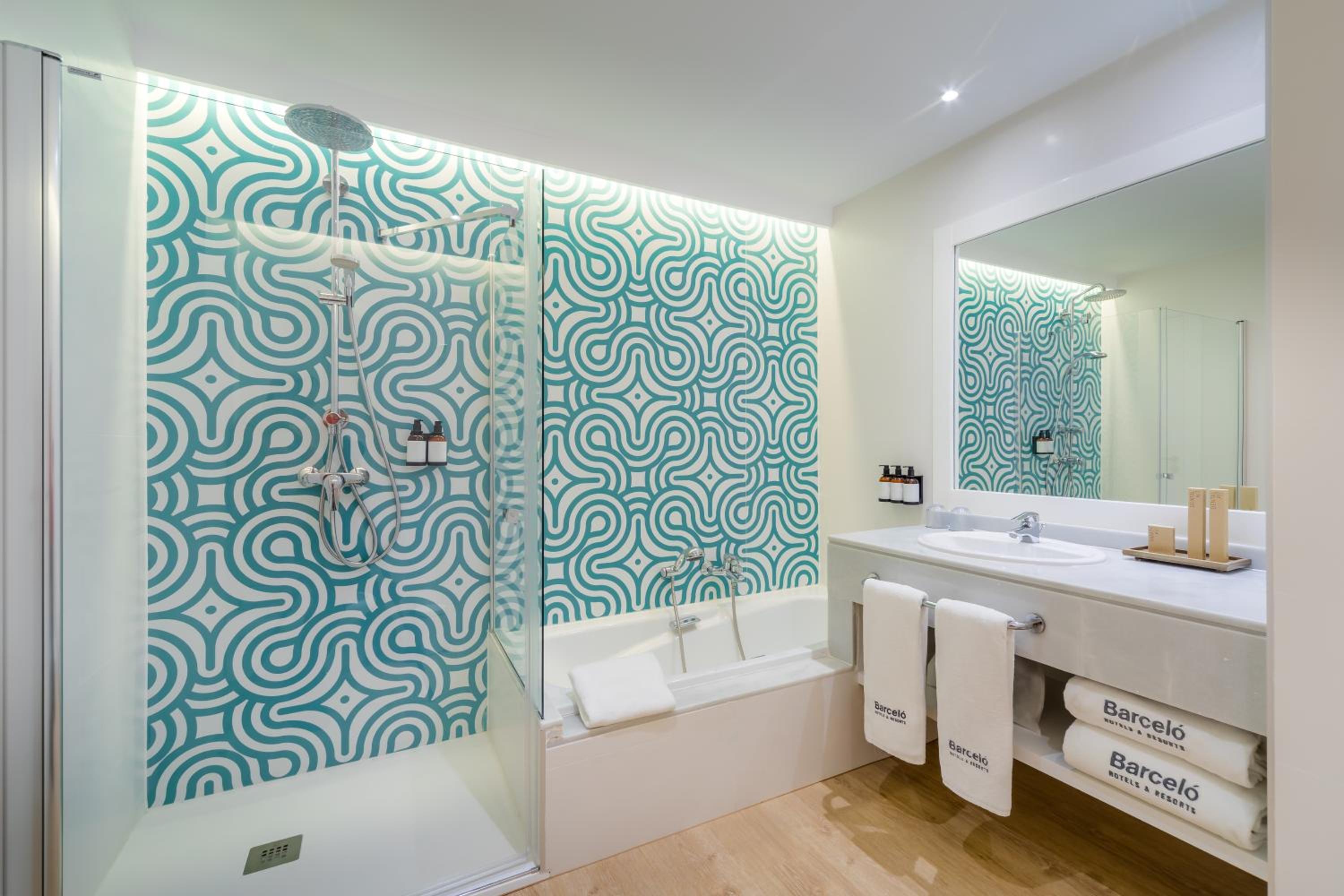 Premium Double Room with Sea View (2 Adults + 1 Child) - Photo 3