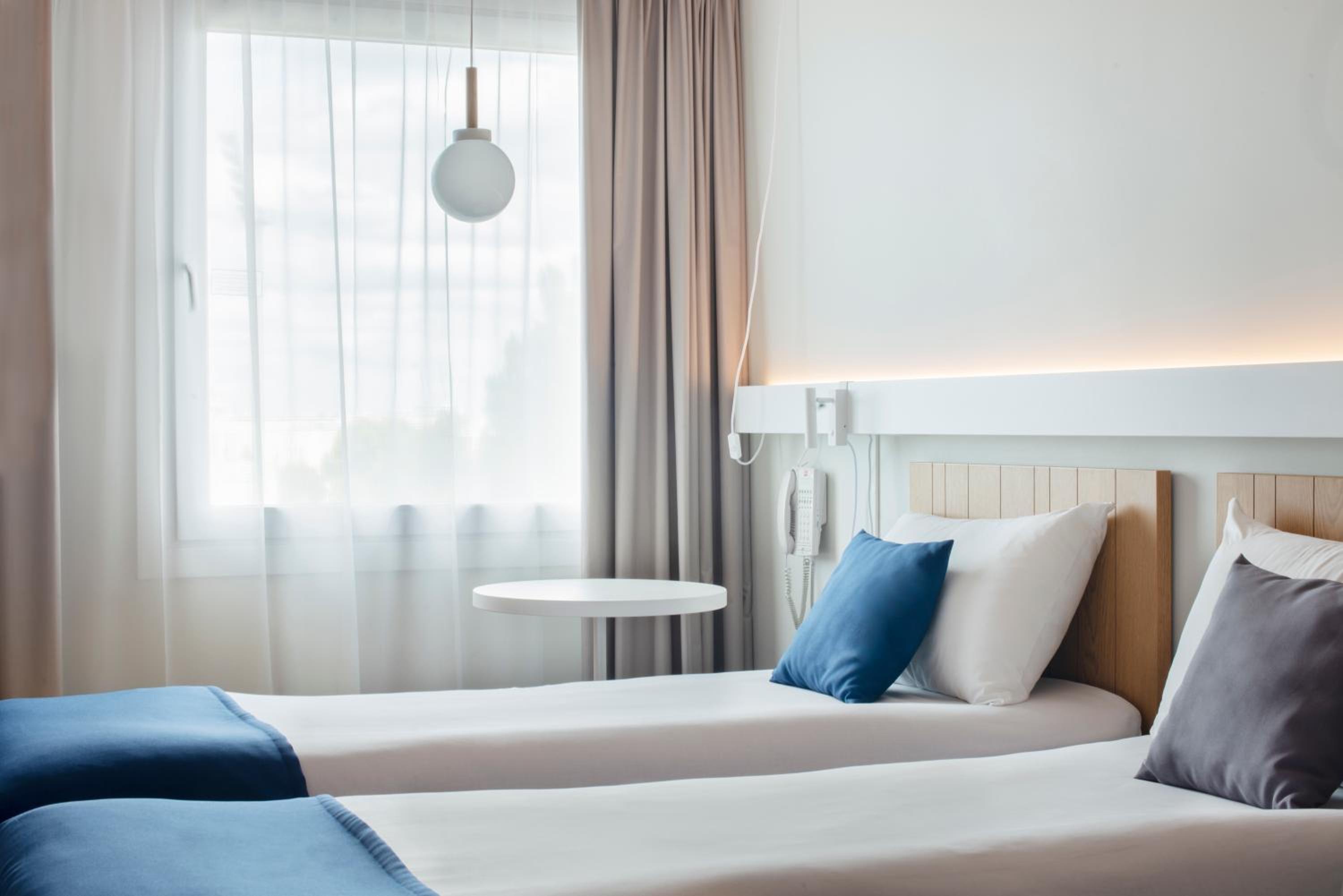Premium Room with Two Single Beds - Photo 3
