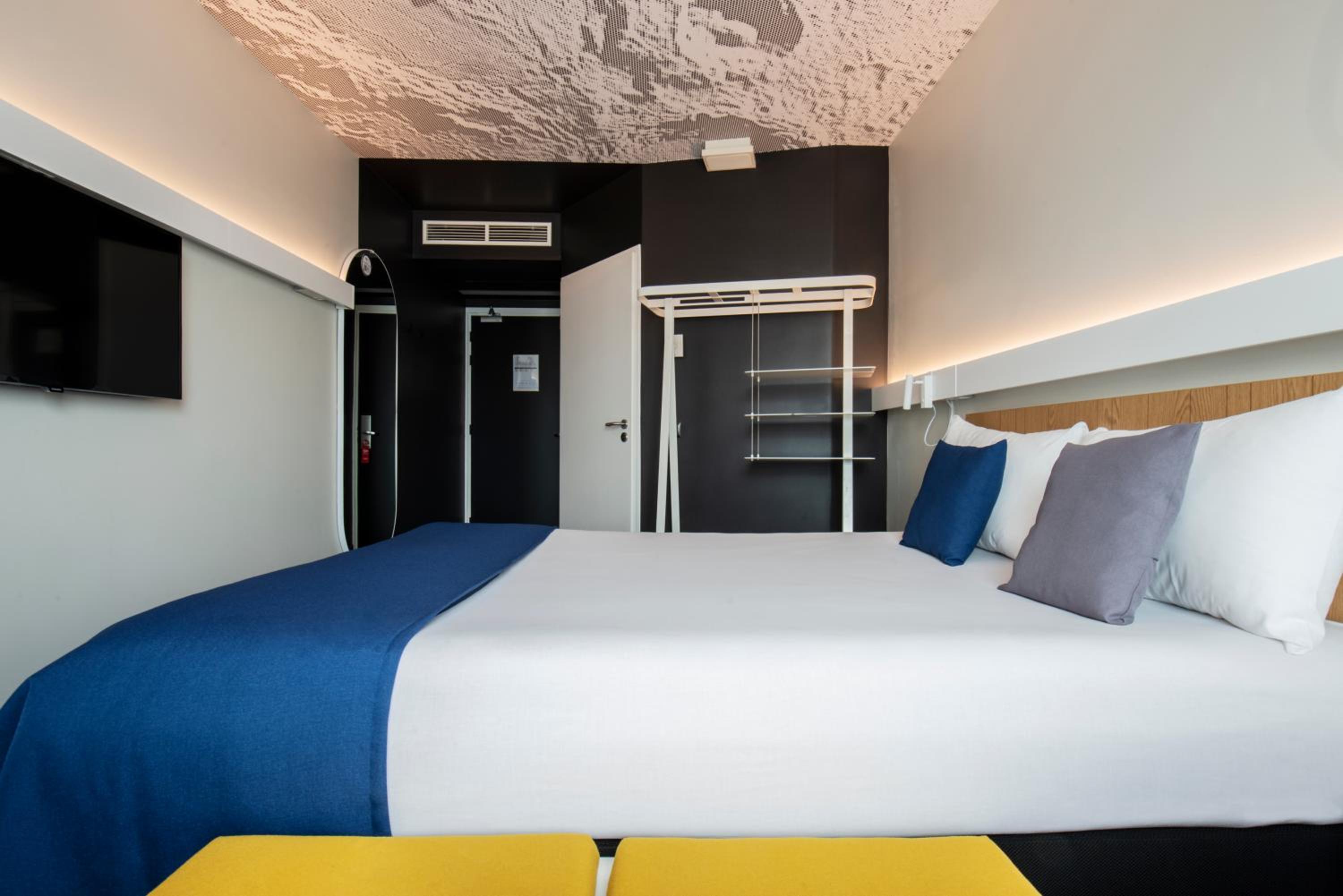 Premium Room with 1 Double Bed - Photo 4