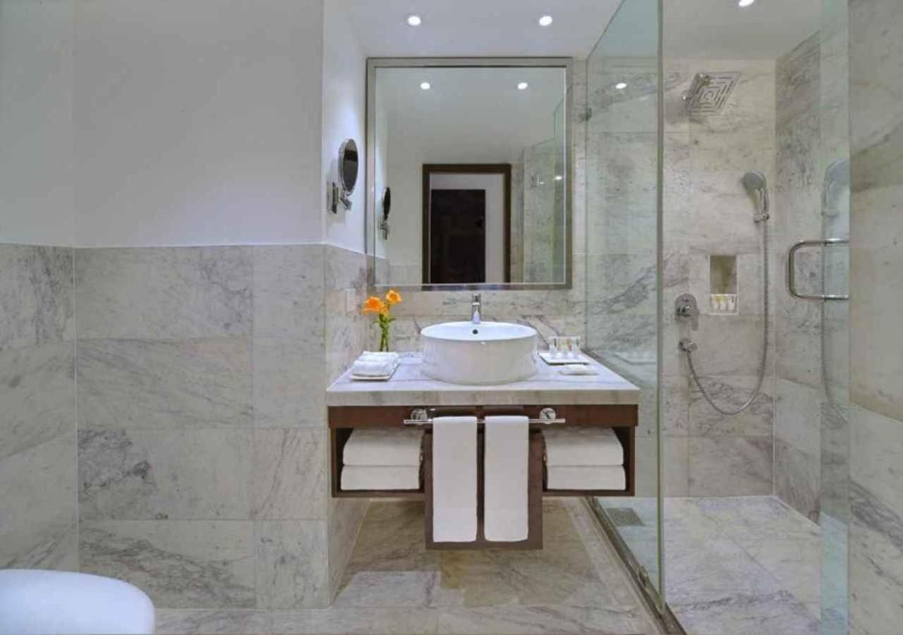 Executive Room - City View with 10% discount on food, beverages and laundry | 50% discount on spa until 5pm | 1+1 IMFL Happy Hours from 1pm to 5pm (Henry's Pub Only) | Cookies & Chocolate platter per stay | 10 min foot massage - Photo 3