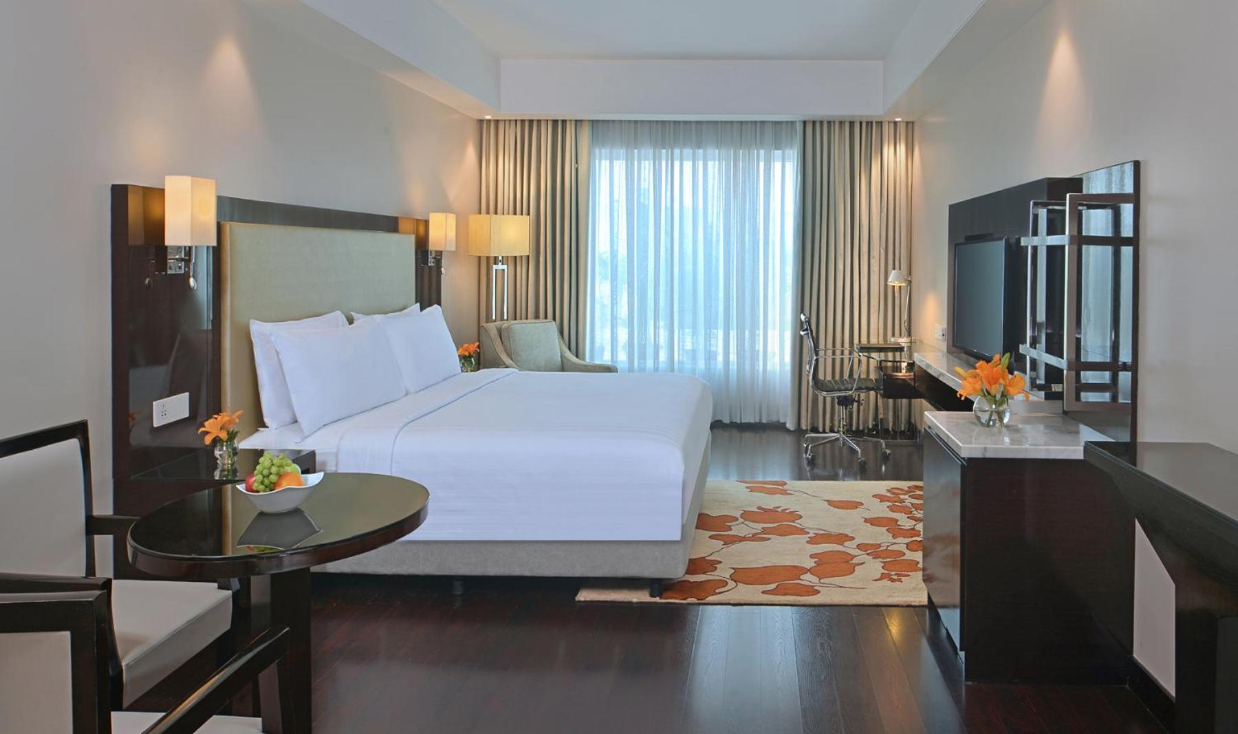 Executive Room - City View with 10% discount on food, beverages and laundry | 50% discount on spa until 5pm | 1+1 IMFL Happy Hours from 1pm to 5pm (Henry's Pub Only) | Cookies & Chocolate platter per stay | 10 min foot massage - Photo 4