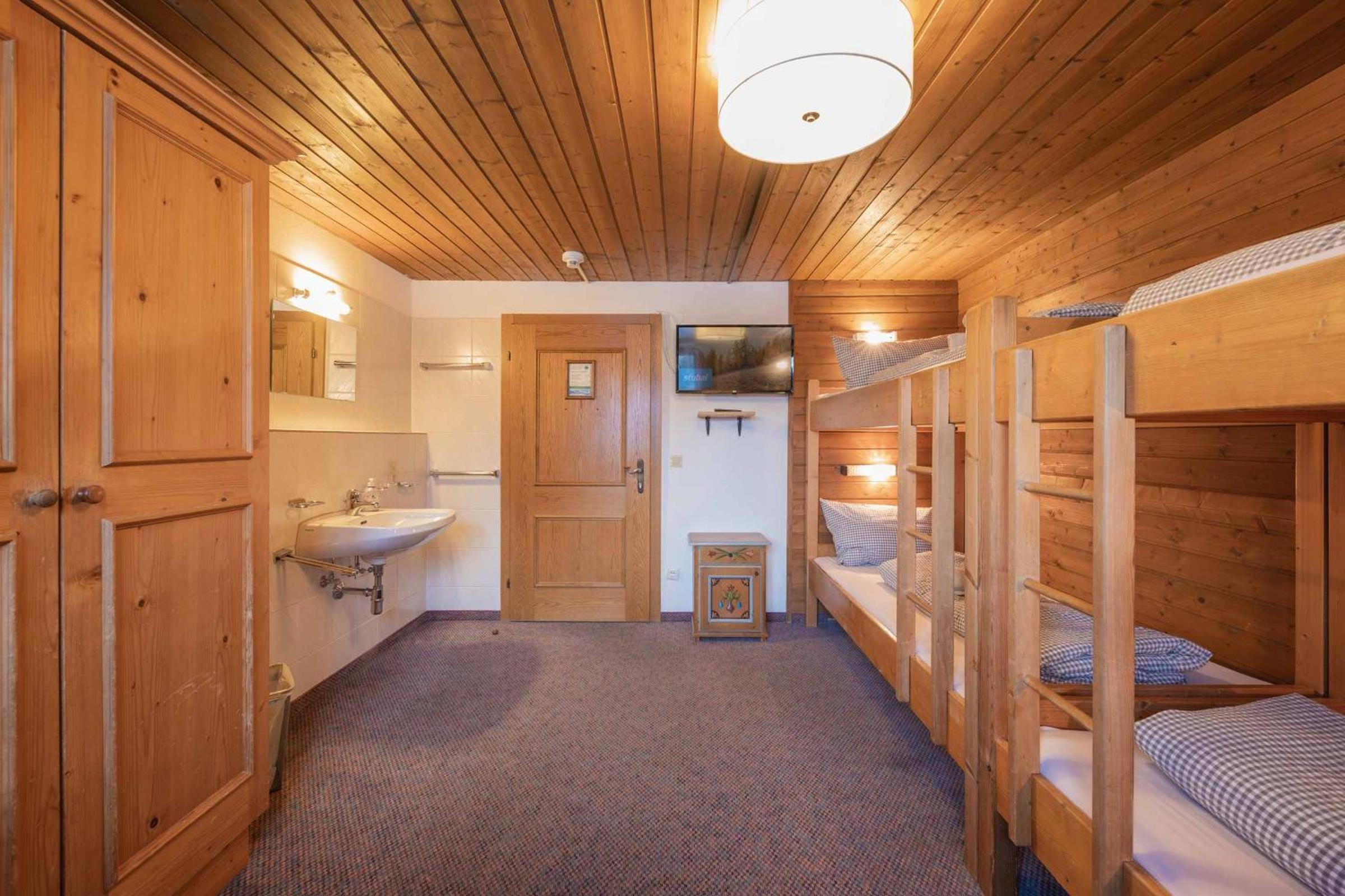Quadruple Room with Shared Bathroom photo 2