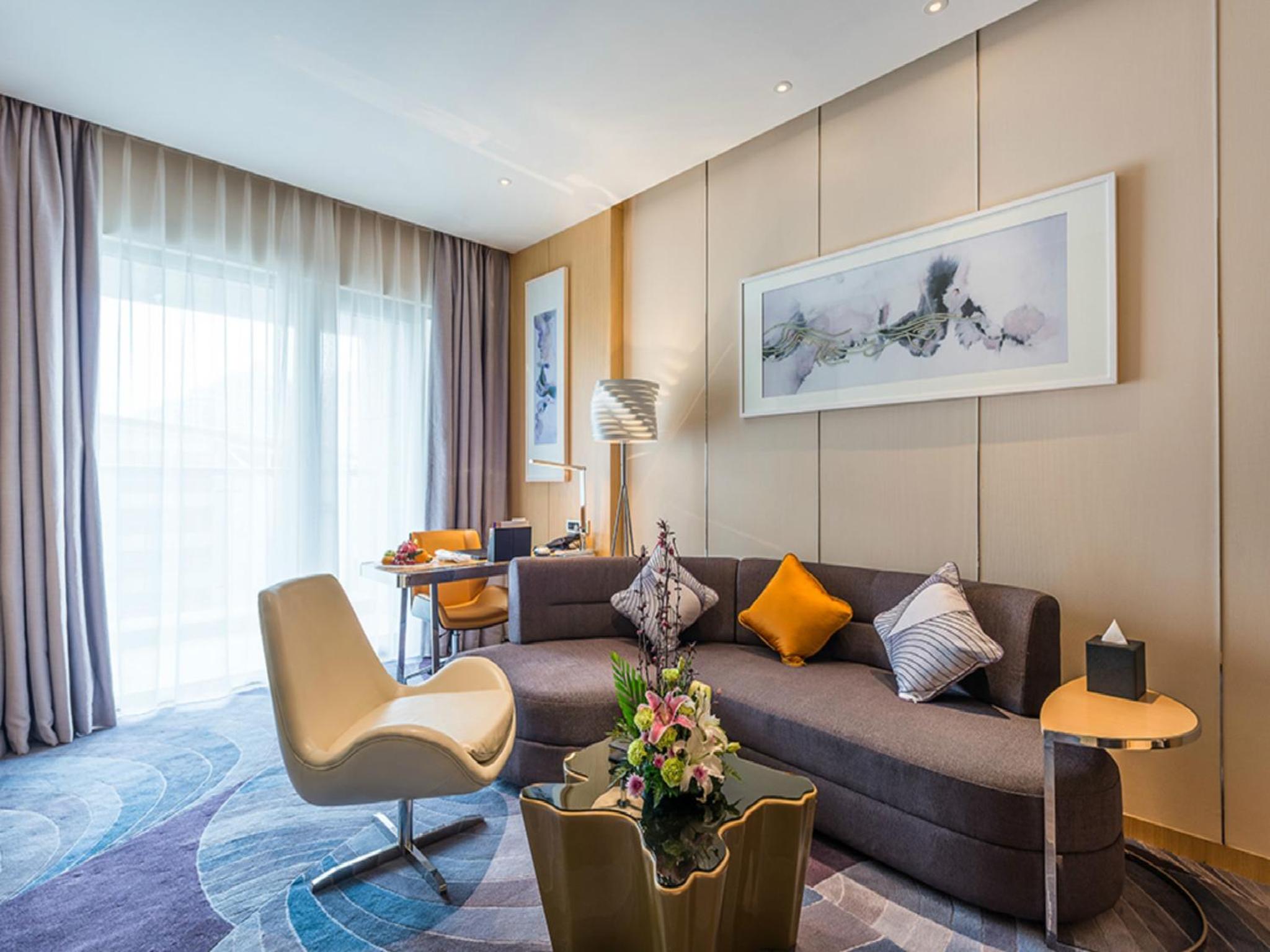 Deluxe King Suite