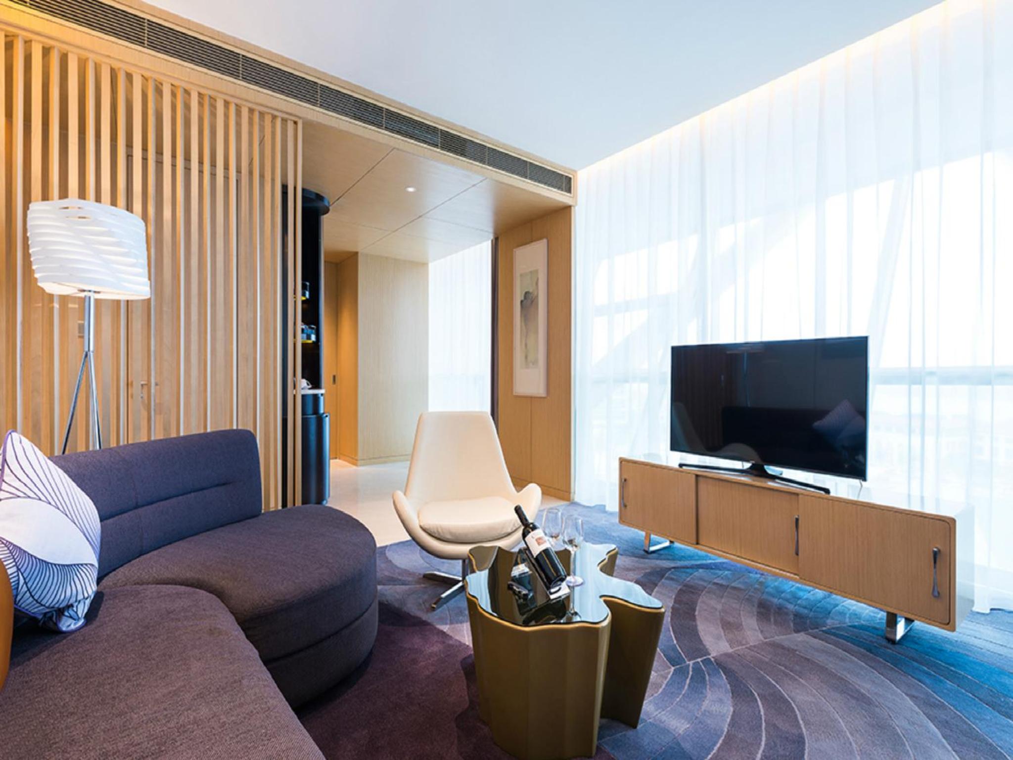 Deluxe King Suite