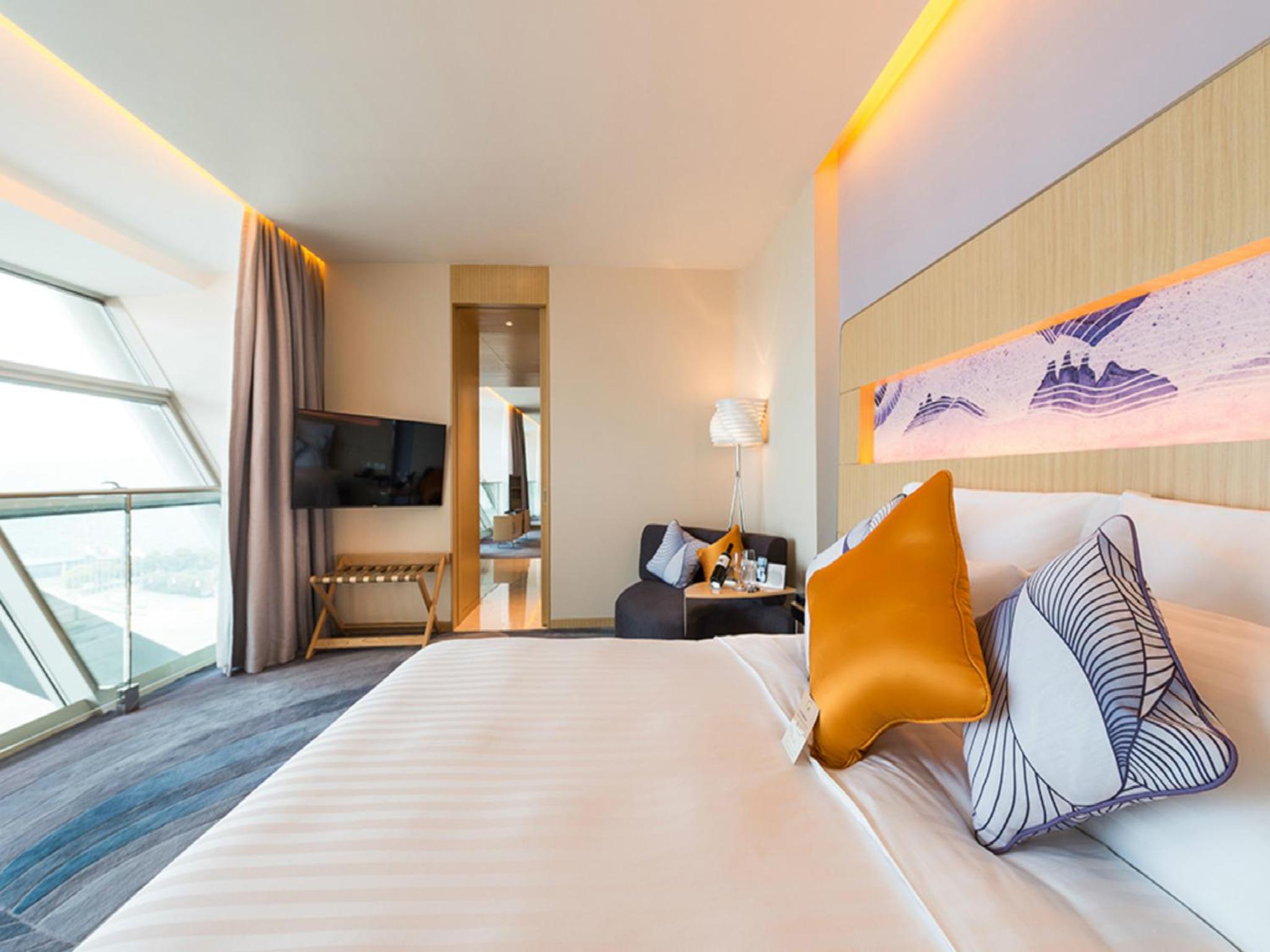 Deluxe King Suite