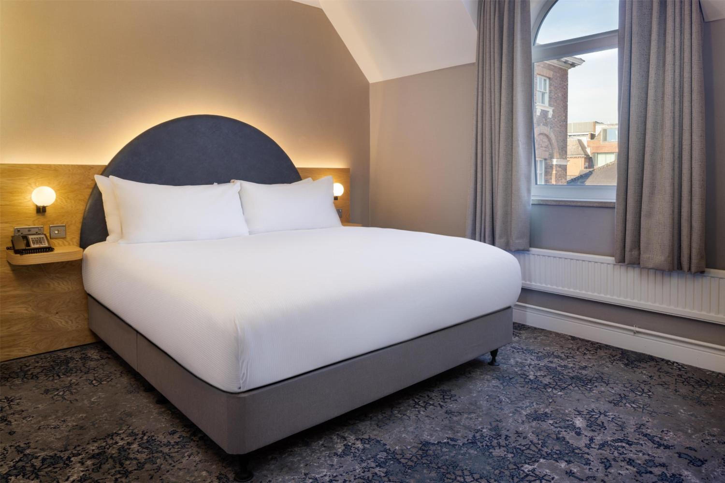 Hilton King Suite with Sofa Bed - Photo 9